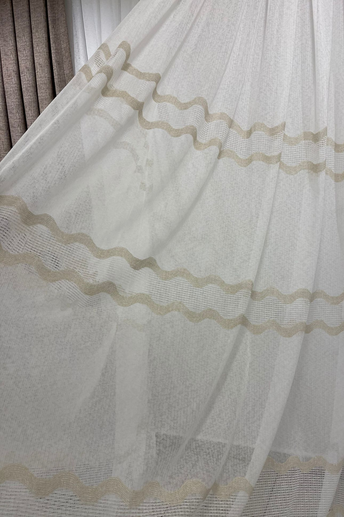 Özgün Home Aplike Clara Modern Dalgali Altin Şeritli (1/3 Sik Pile) Ekru Tül