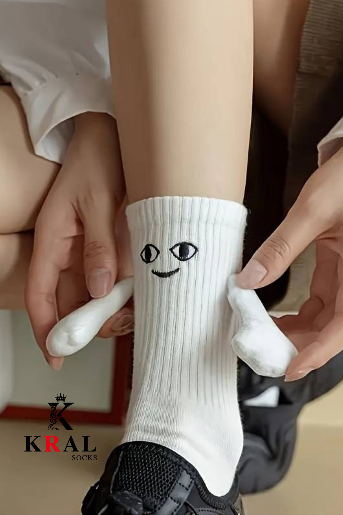 Kral Socks Kadin - Erkek Beyaz Miknatisli El Ele Tutuşan Çorap (1 Adet)