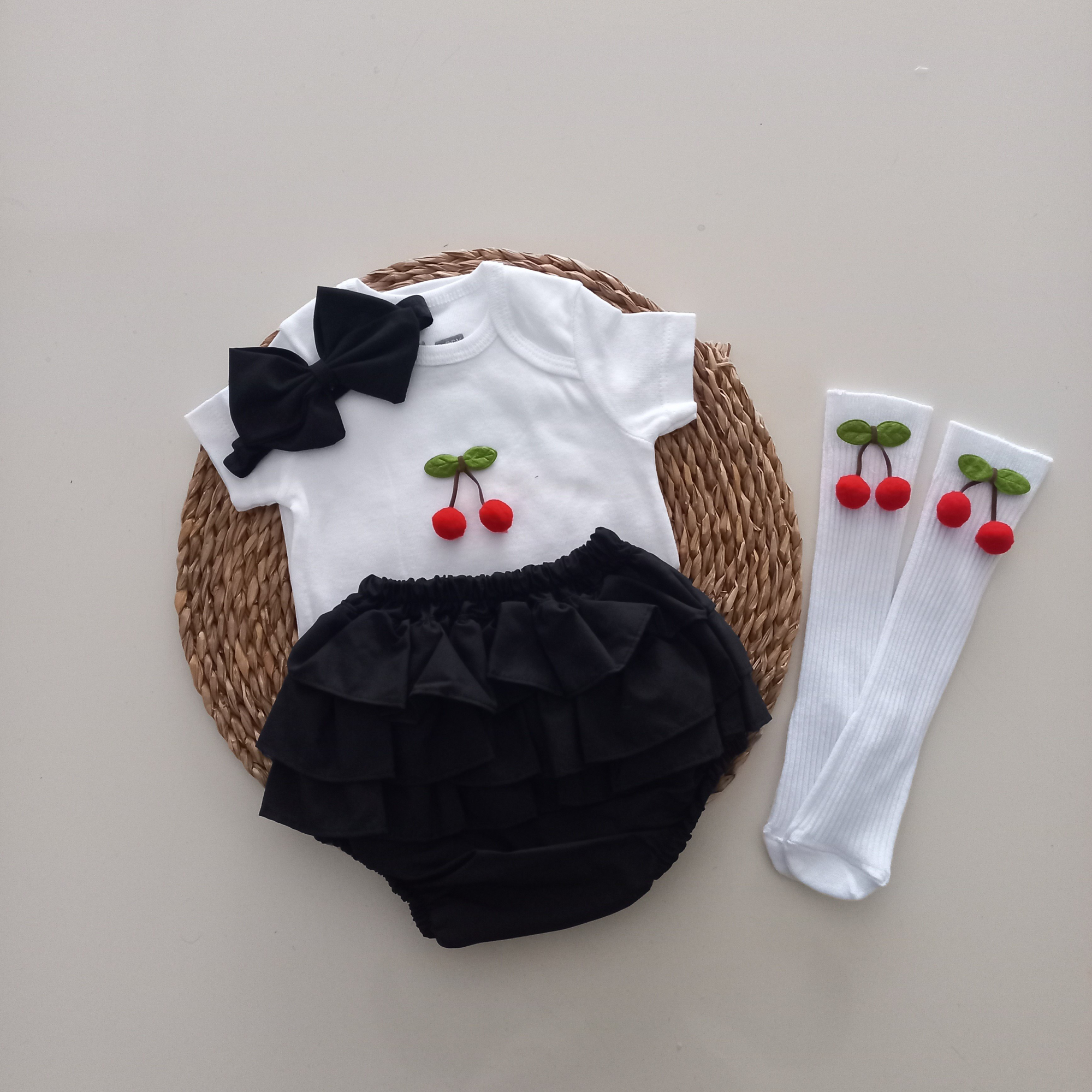 MARS BABY Kız Bebek Siyah Ponpon Kiraz Fırfır Şort Etek Bodyli Ço