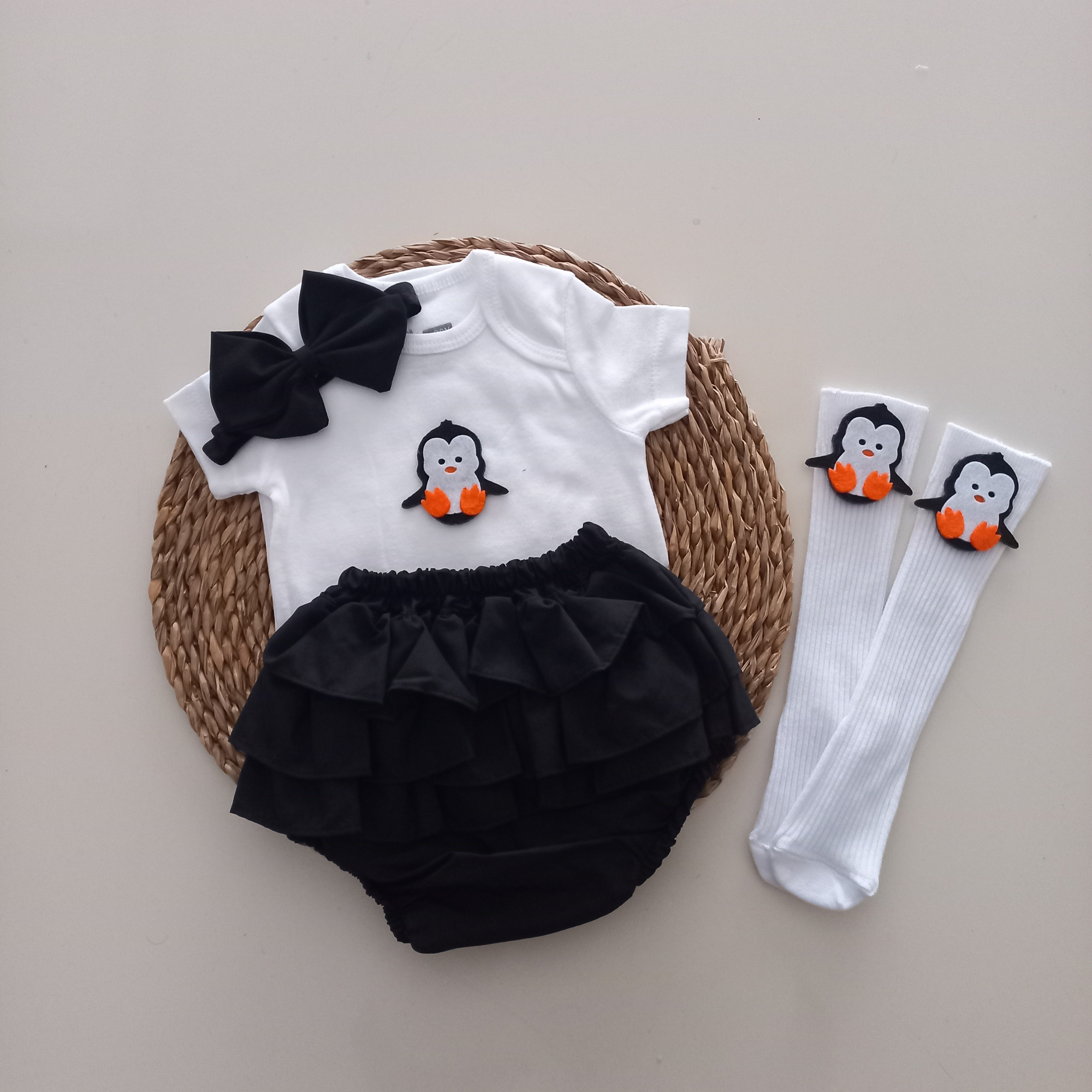 MARS BABY Kız Bebek Siyah Penguen Fırfır Şort Etek Bodyli Çorap T