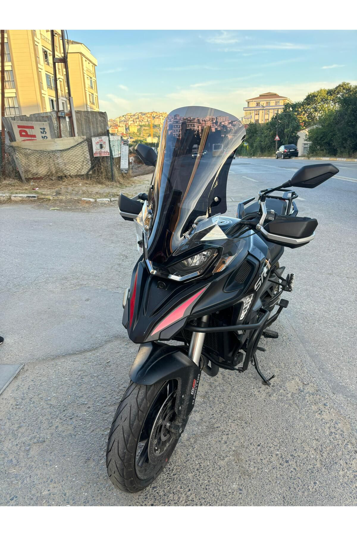 Motocam  Qj Srt 800 Siperlik Ön Cam 2023-2025 Model 61Cm Siyah Ren