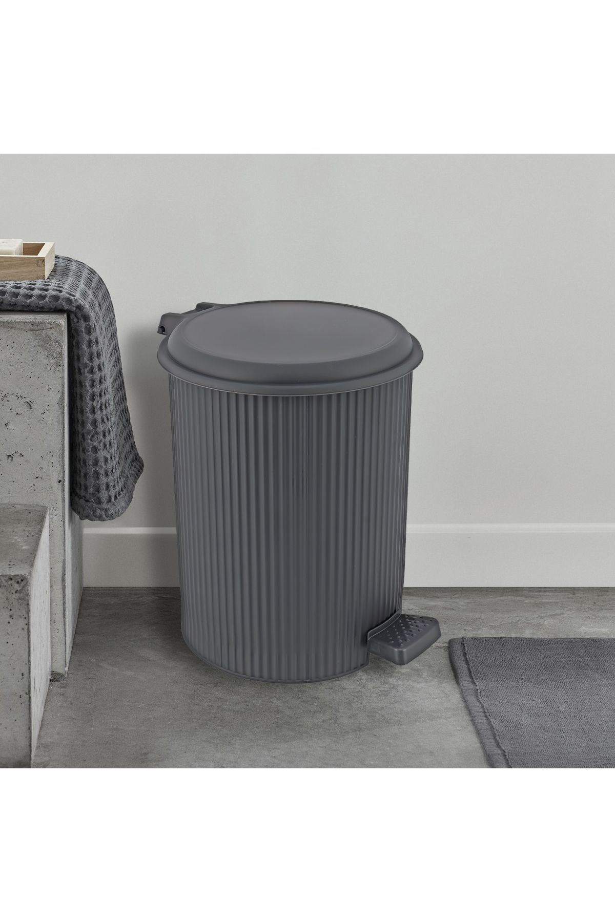Elif Nostalji Pedalli Çöp Kovasi: 20 Litre