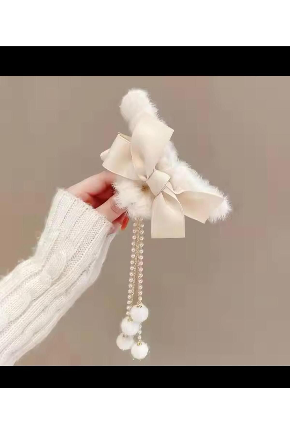 Arescollection Peluş Fiyonk Detayli İnci Ve Zincir Püskül Detayli Mandal Toka