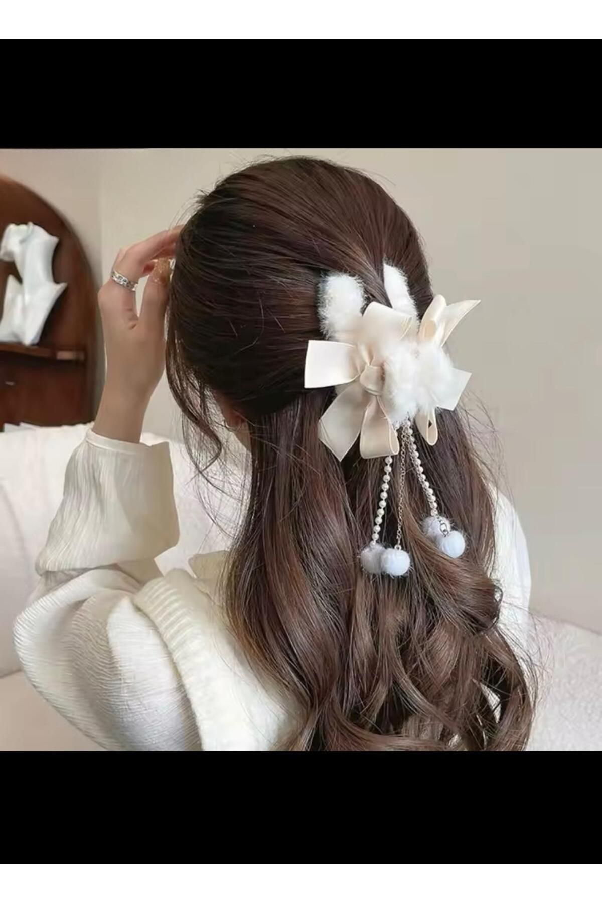 Arescollection Peluş Fiyonk Detayli İnci Ve Zincir Püskül Detayli Mandal Toka