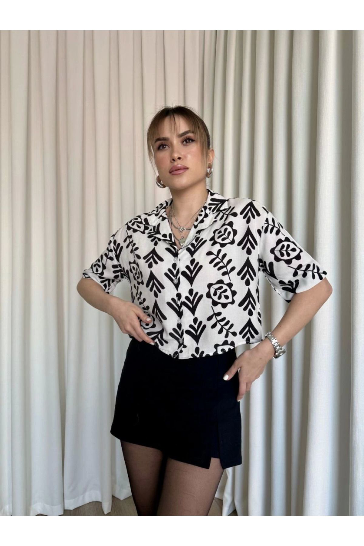 Kazax Siyah Beyaz Baskili Crop Gömlek