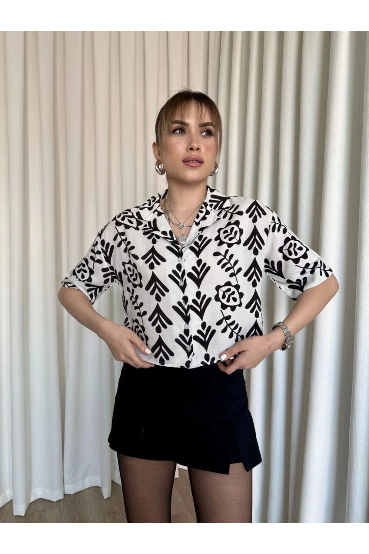 Kazax Siyah Beyaz Baskili Crop Gömlek