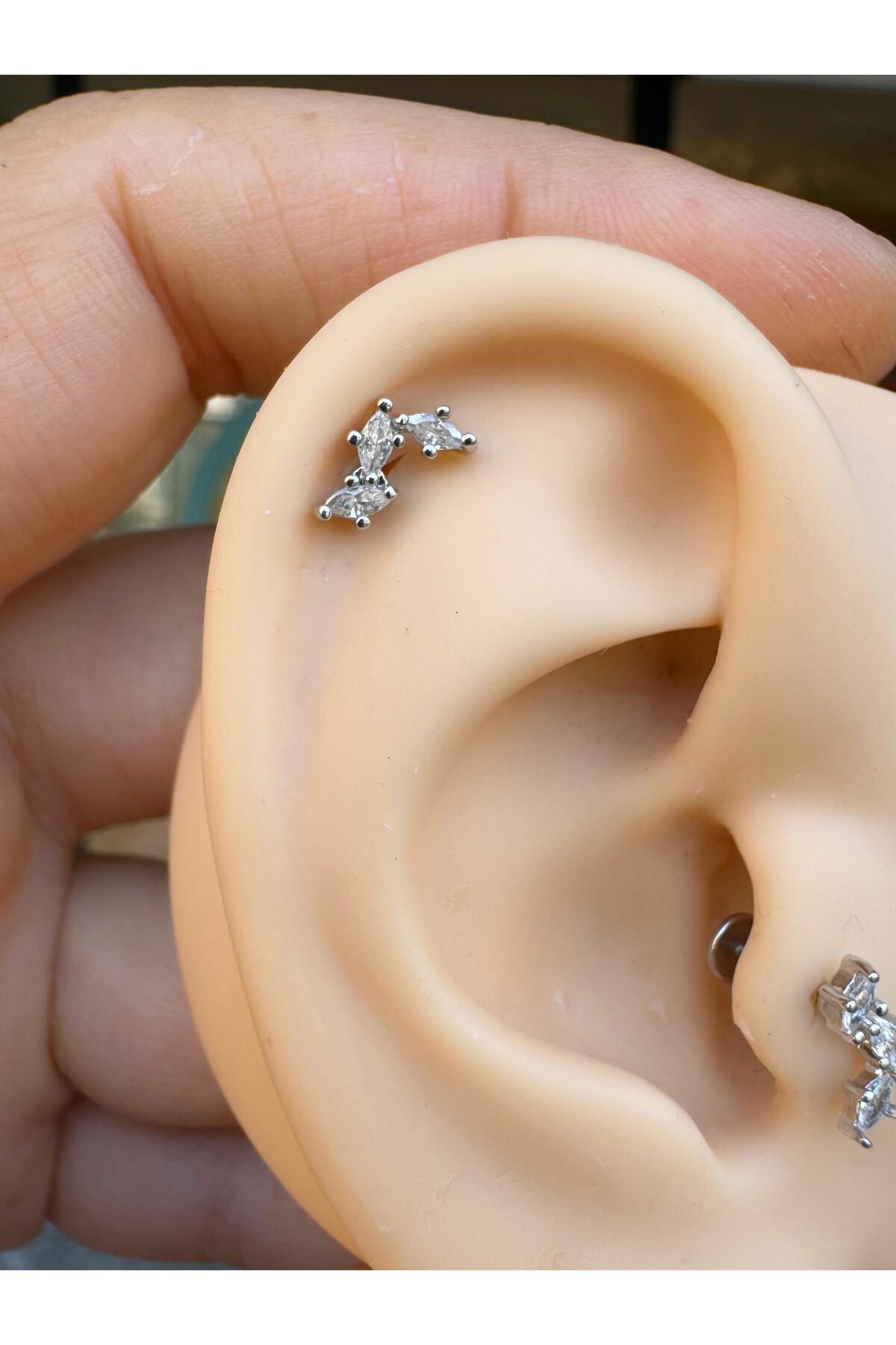 1 adet çelik zirkon taşlı arkası düz önden takmalı tragus helix kıkırdak conch lobe uyumlu piercing