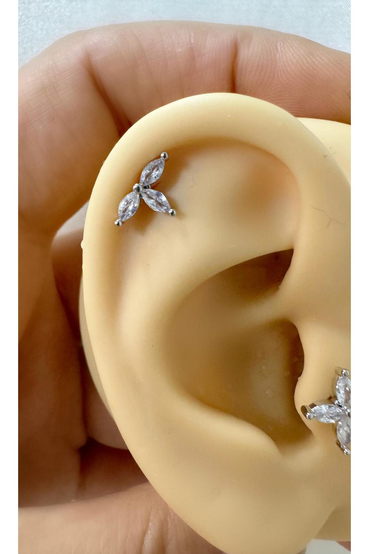 1 adet çelik zirkon taşlı arkası düz önden takmalı tragus helix k
