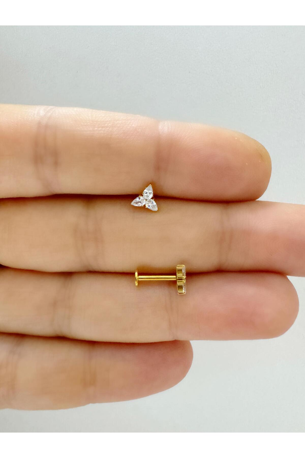 1 adet G23 TİTANİUM ( titanyum) zirkon taşlı tragus kıkırdak  conch flat  helix lobe uyumlu piercing