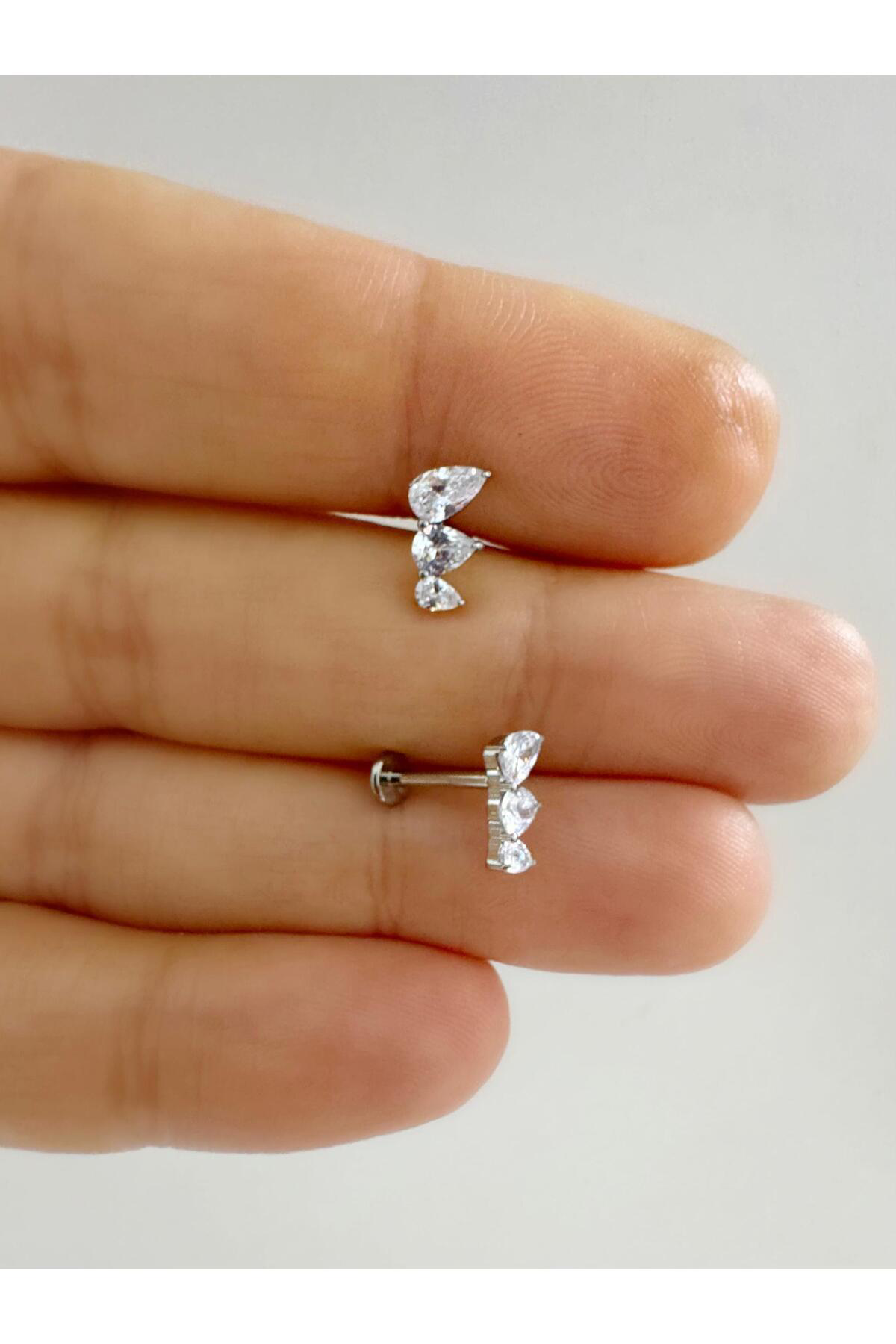 1 adet G23 TİTANİUM ( titanyum) zirkon taşlı tragus kıkırdak  conch flat  helix lobe uyumlu piercing