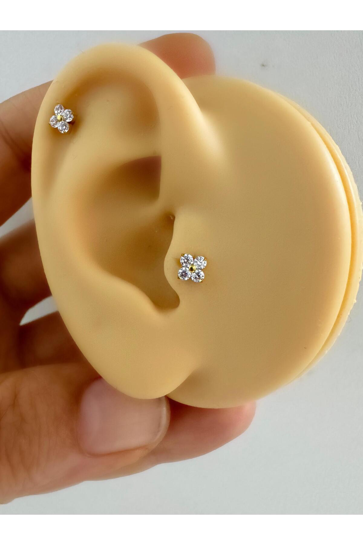 1 ADET G23 TİTANİUM ( TİTANYUM )ÇİÇEK MODEL TRAGUS HELİX CONCH LOBE UYUMLU PİERCİNG