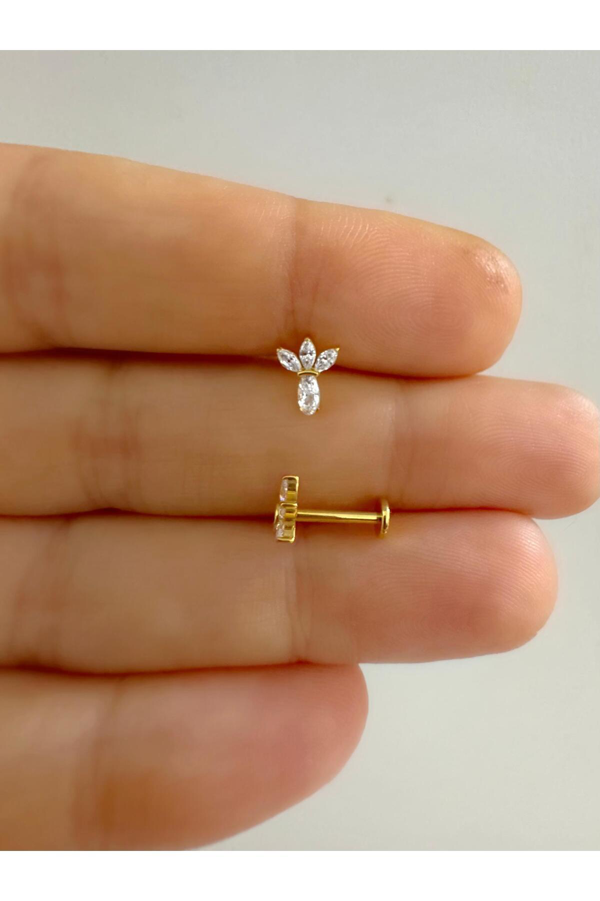 1 adet G23 TİTANİUM ( titanyum) zirkon taşlı tragus kıkırdak  conch flat  helix lobe uyumlu piercing
