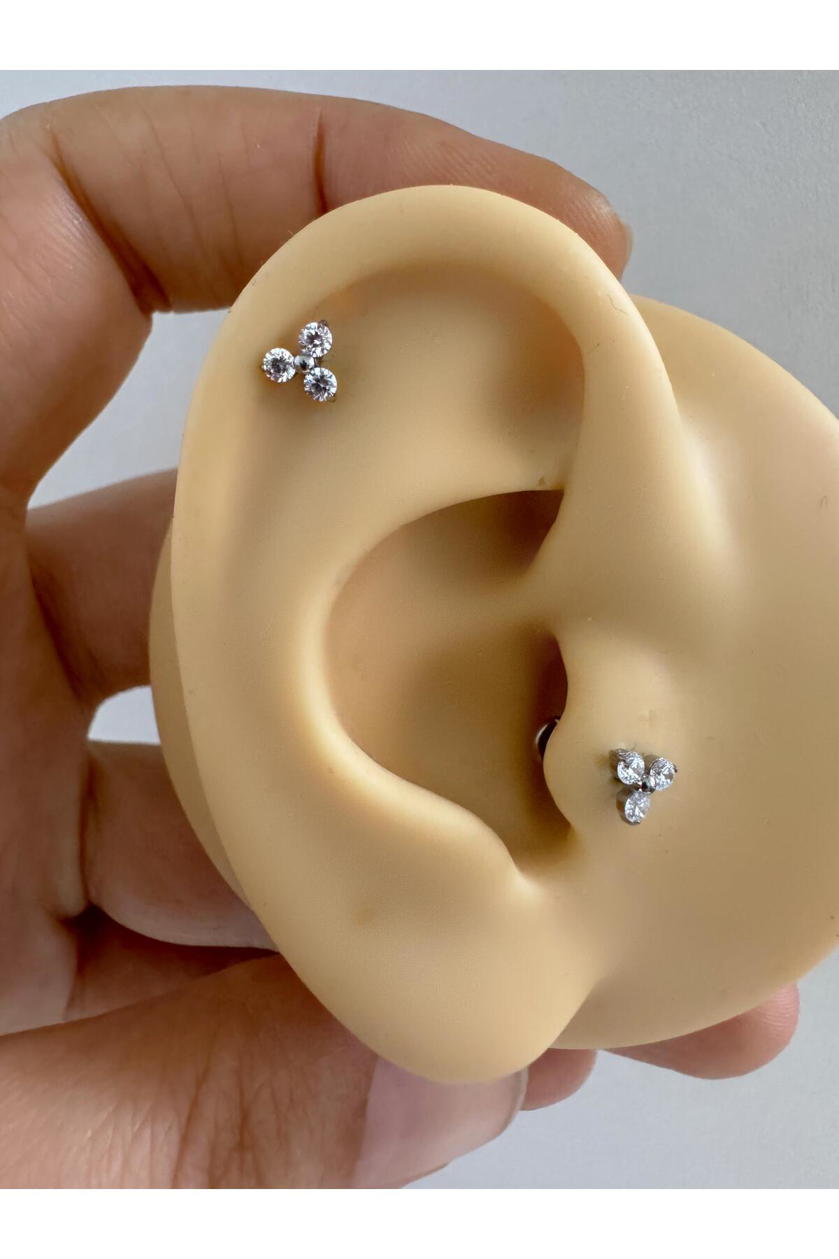 1 ADET G23 TİTANİUM ( TİTANYUM ) ZİRKON TAŞLI TRAGUS HELİX CONCH LOBE UYUMLU PİERCİNG