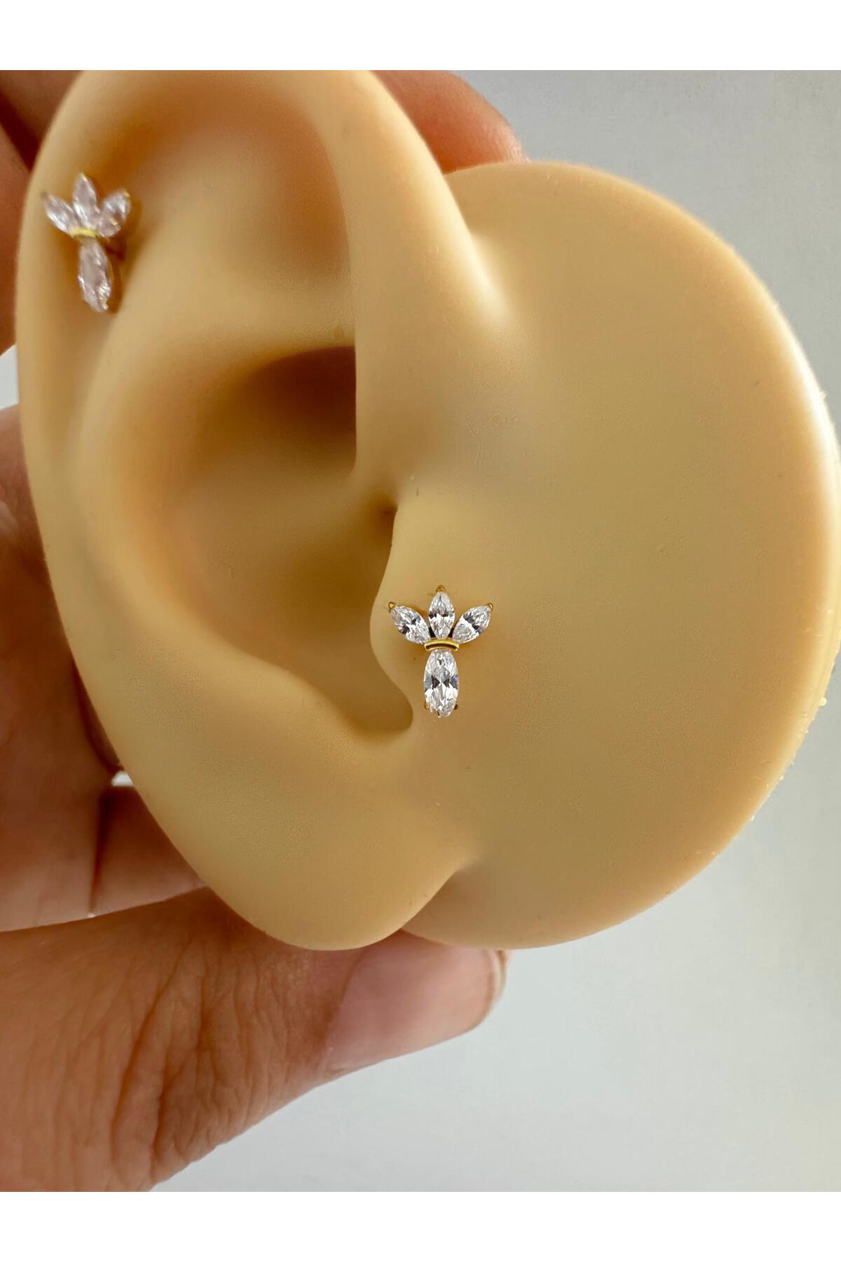 1 adet G23 TİTANİUM ( titanyum) zirkon taşlı tragus kıkırdak  conch flat  helix lobe uyumlu piercing