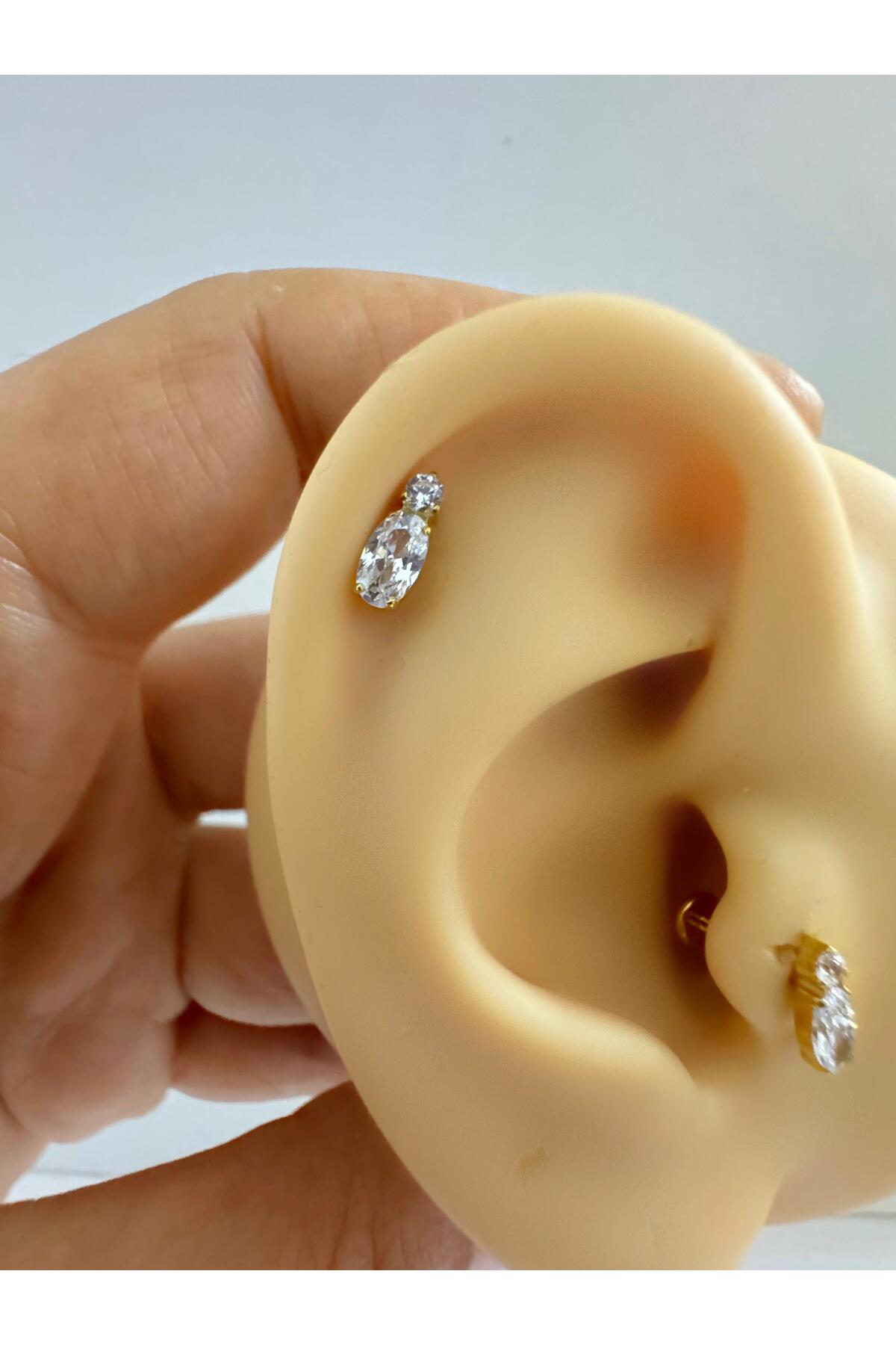 1 adet G23 TİTANİUM ( titanyum) zirkon taşlı tragus kıkırdak  conch flat  helix lobe uyumlu piercing