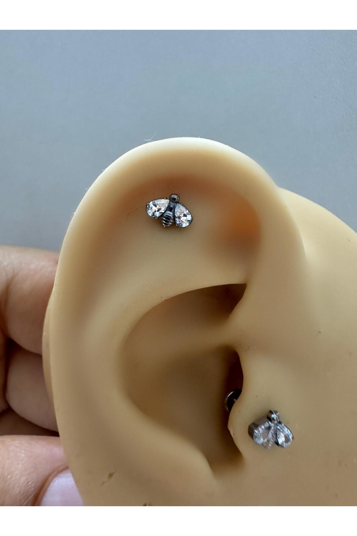 1 adet G23 TİTANİUM ( titanyum) zirkon taşlı tragus kıkırdak  conch flat  helix lobe uyumlu piercing