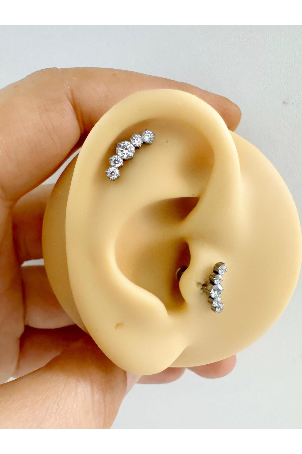 1 adet G23 TİTANİUM ( titanyum) zirkon taşlı tragus kıkırdak   helix lobe uyumlu piercing