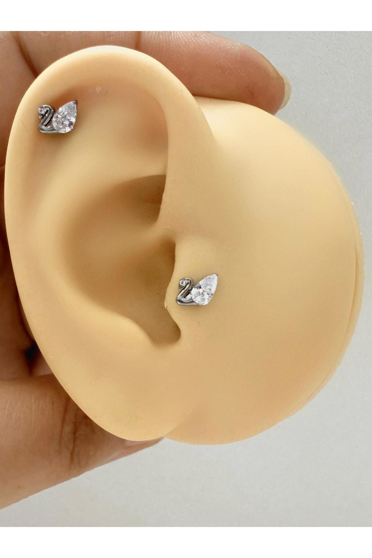 1 adet G23 TİTANİUM ( titanyum) zirkon taşlı tragus kıkırdak  conch flat  helix lobe uyumlu piercing