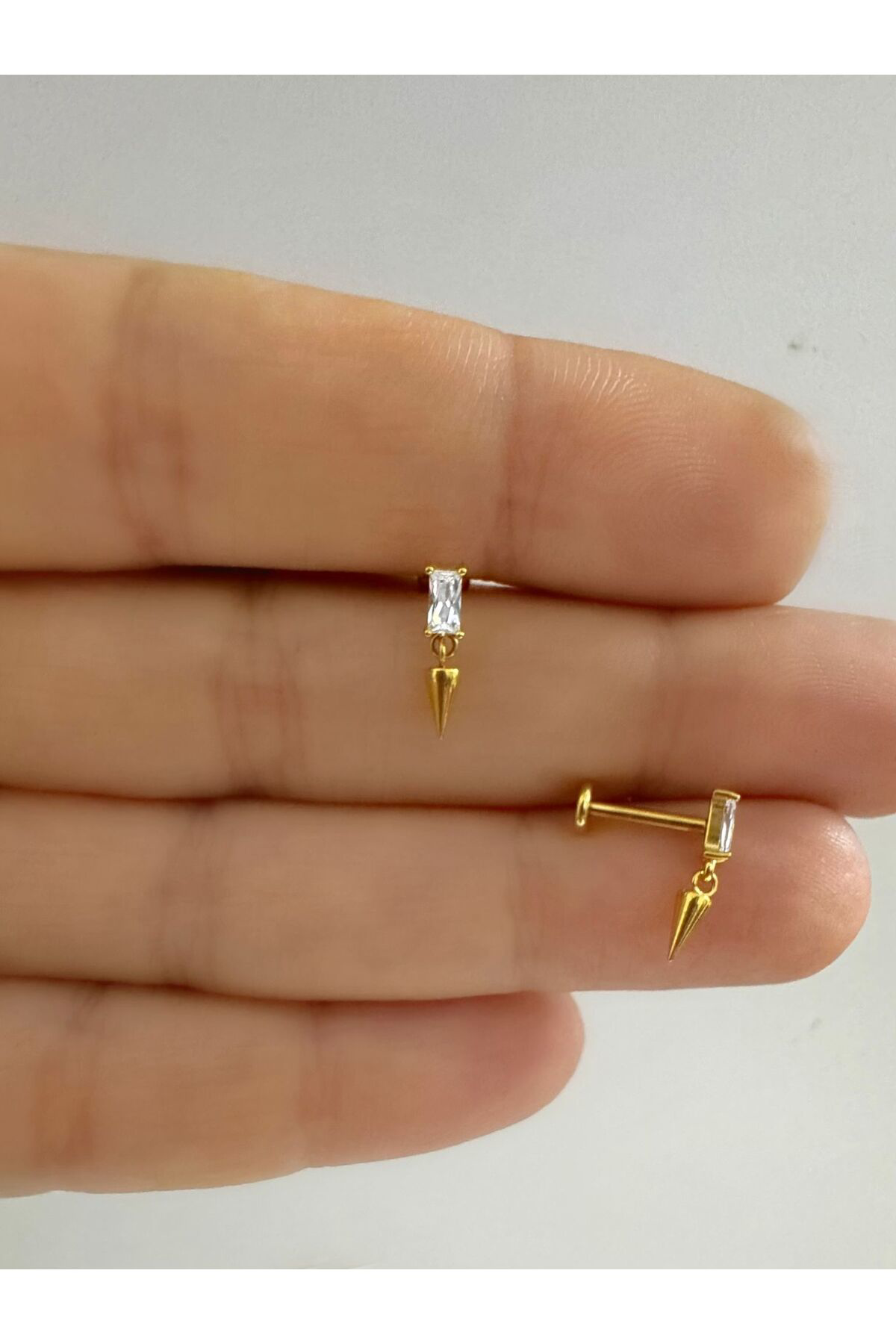 1 adet G23 TİTANİUM ( titanyum) zirkon taşlı tragus kıkırdak  conch flat  helix lobe uyumlu piercing