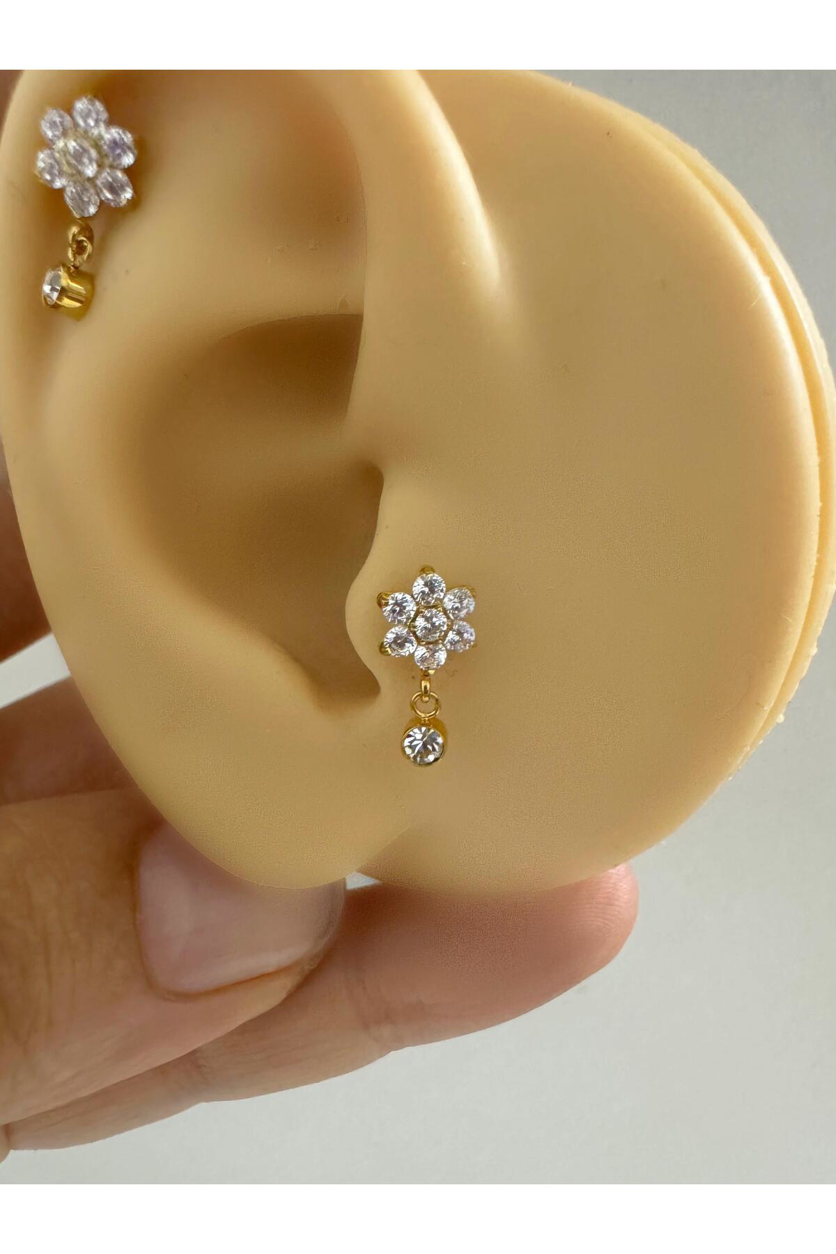 1 adet G23 TİTANİUM ( titanyum) zirkon taşlı tragus kıkırdak  conch flat  helix lobe uyumlu piercing