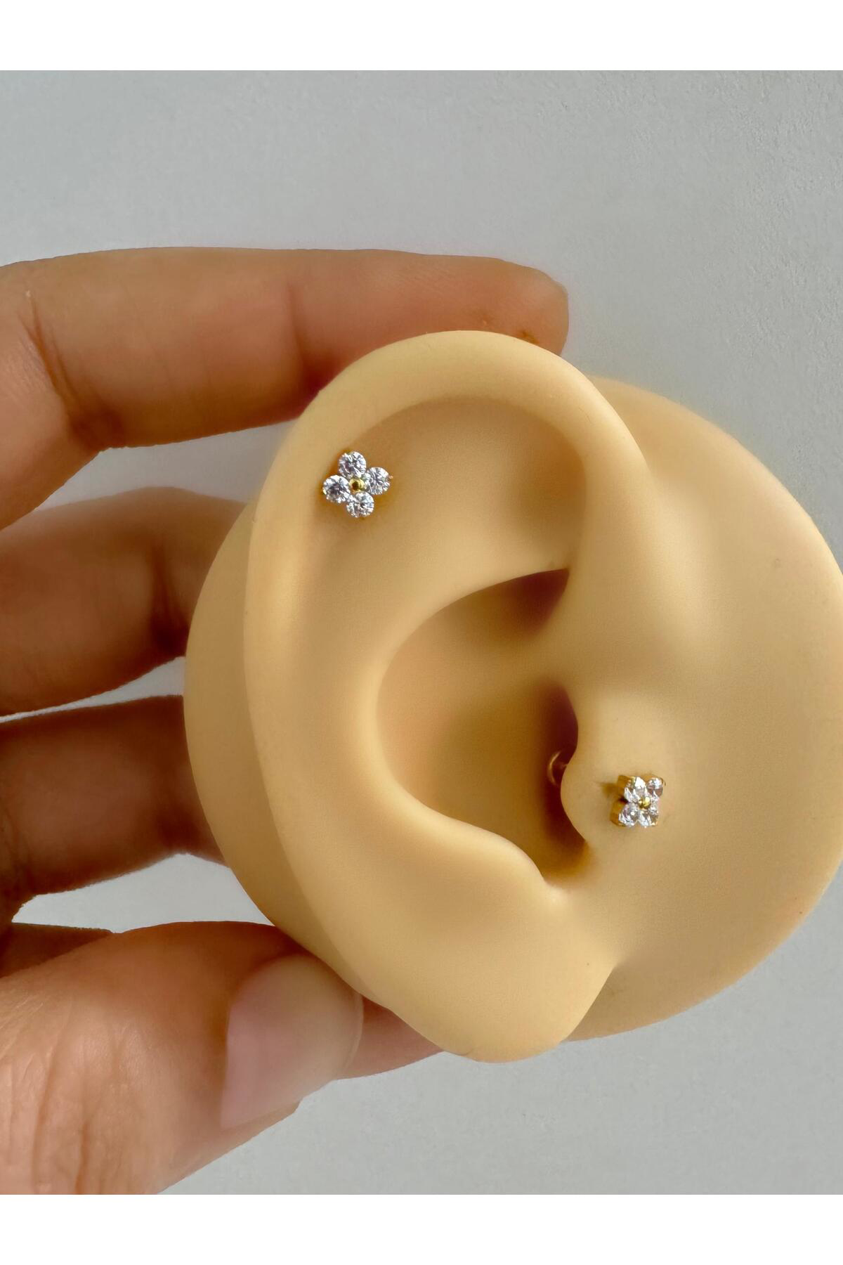 1 ADET G23 TİTANİUM ( TİTANYUM )ÇİÇEK MODEL TRAGUS HELİX CONCH LOBE UYUMLU PİERCİNG