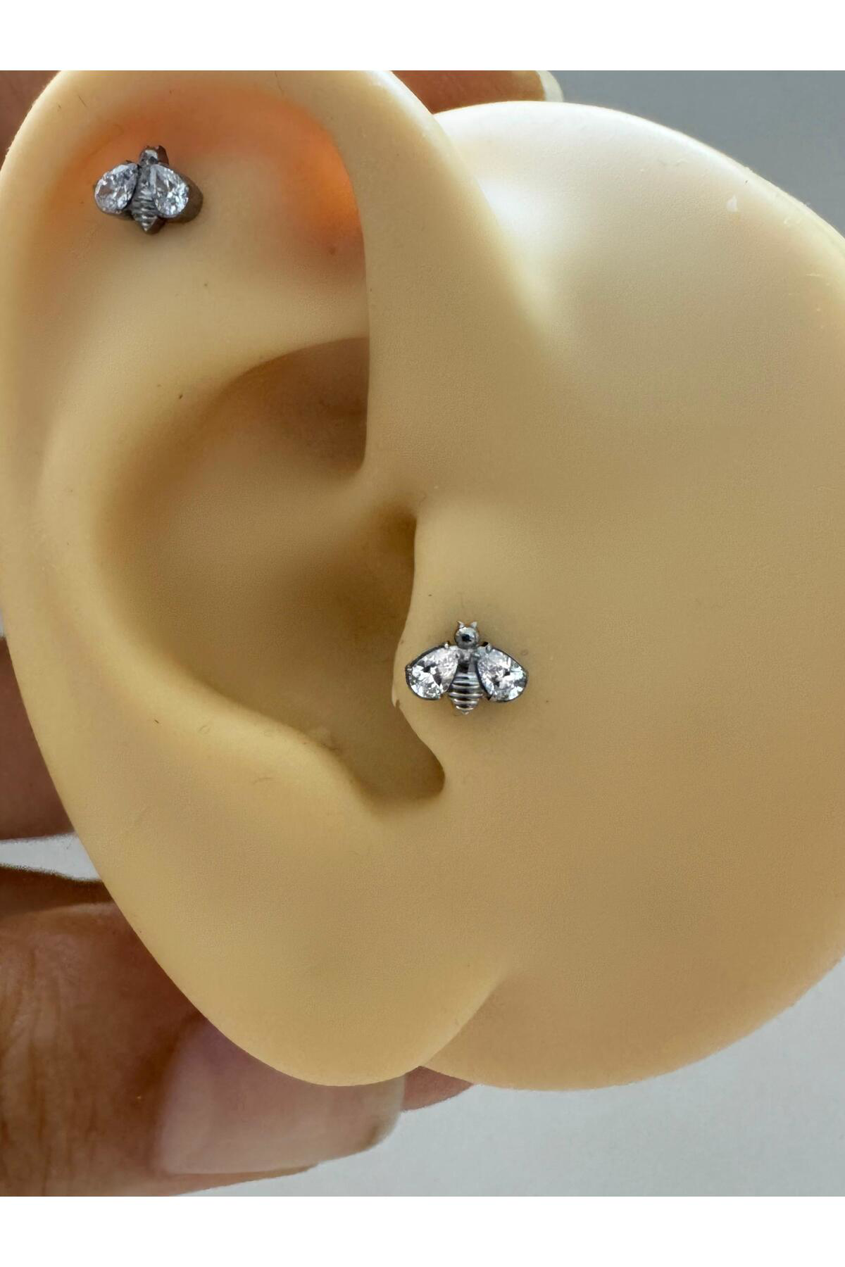 1 adet G23 TİTANİUM ( titanyum) zirkon taşlı tragus kıkırdak  conch flat  helix lobe uyumlu piercing