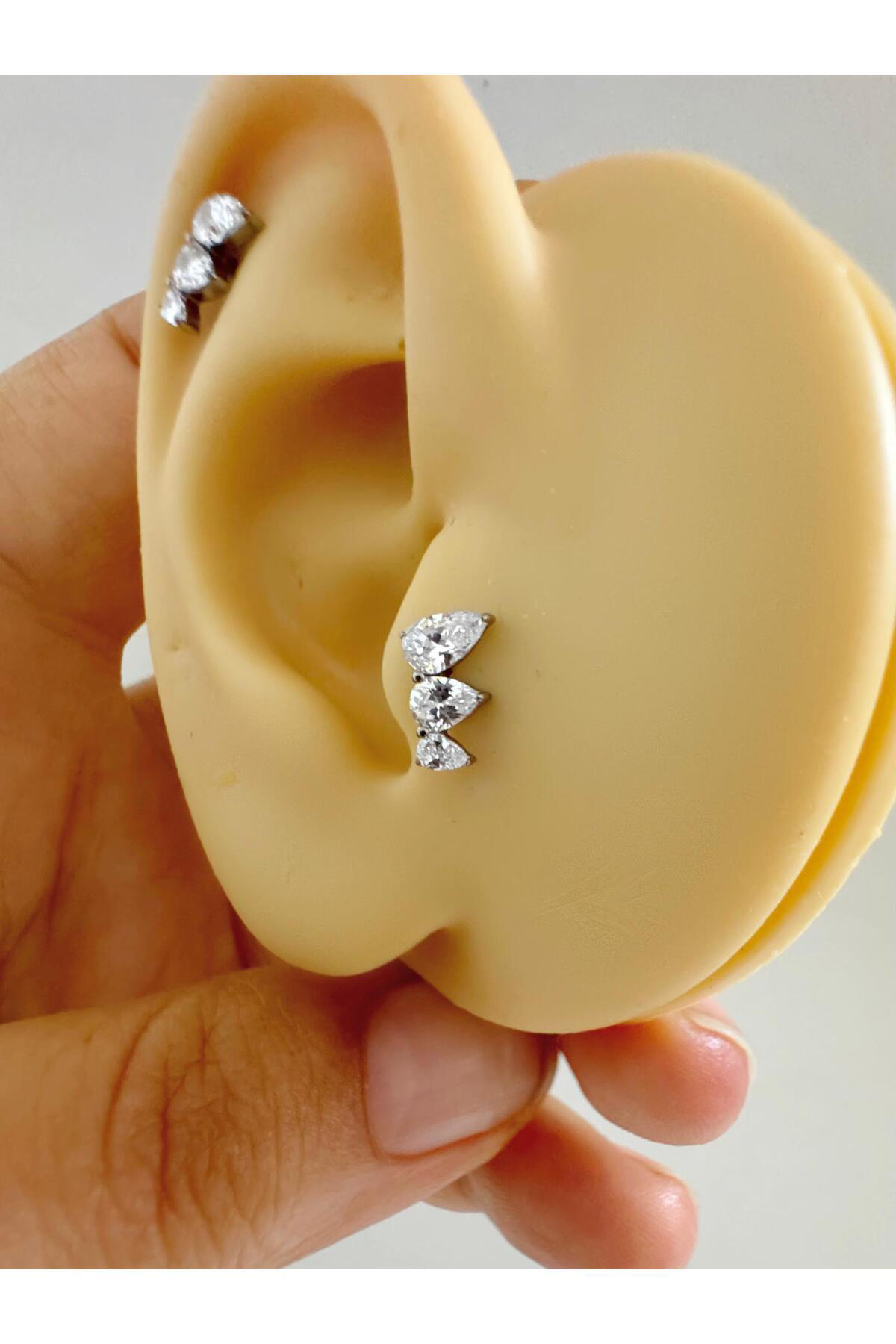 1 adet G23 TİTANİUM ( titanyum) zirkon taşlı tragus kıkırdak  conch flat  helix lobe uyumlu piercing
