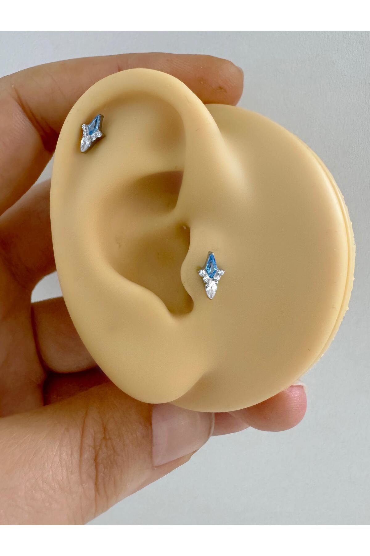 1 ADET G23 TİTANİUM ( TİTANYUM )MAVİ ZİRKON TAŞLI TRAGUS HELİX CO