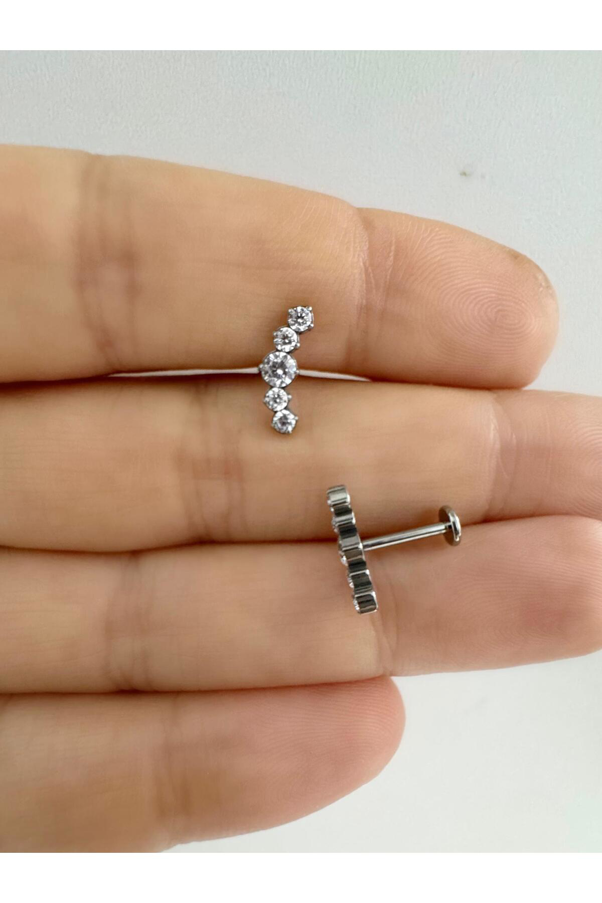 1 adet G23 TİTANİUM ( titanyum) zirkon taşlı tragus kıkırdak   helix lobe uyumlu piercing