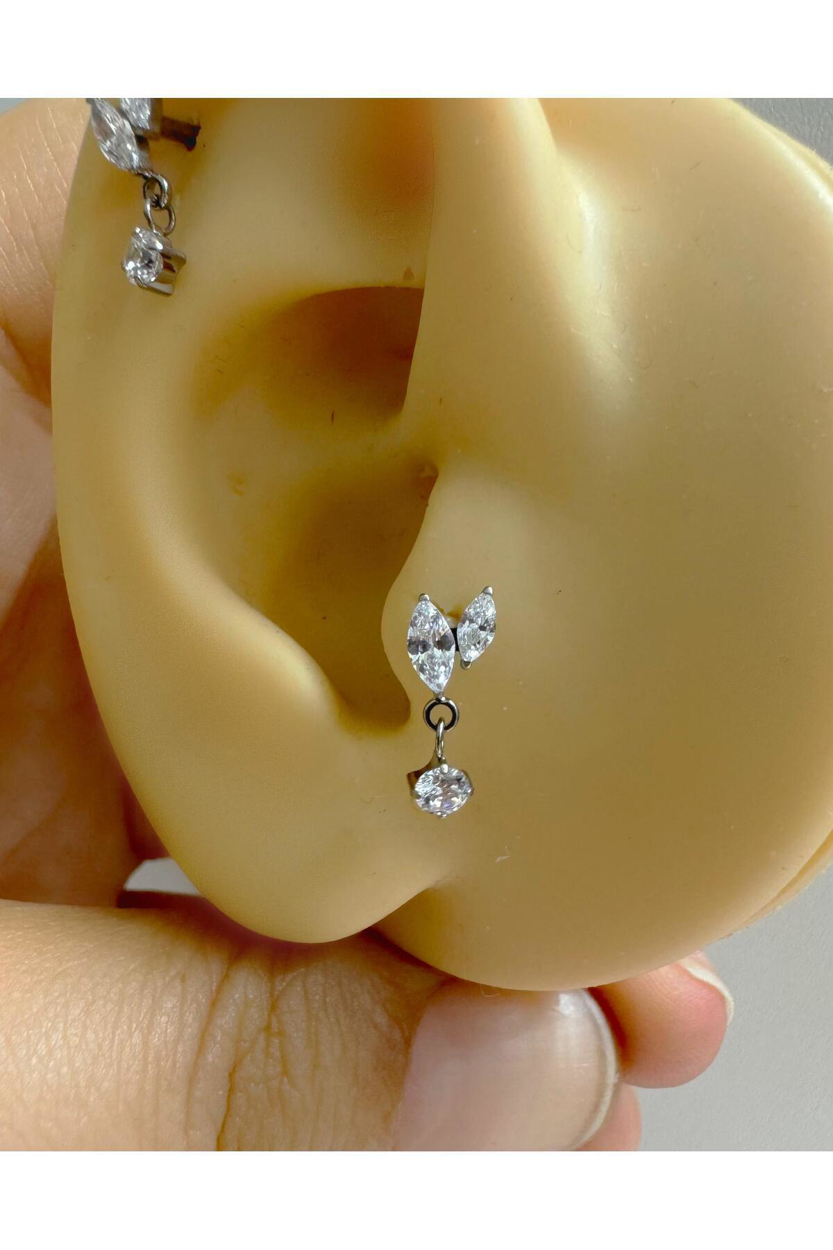 1 ADET G23 TİTANİUM ( TİTANYUM) ZİRKON TAŞLI TRAGUS HELİX LOBE KI