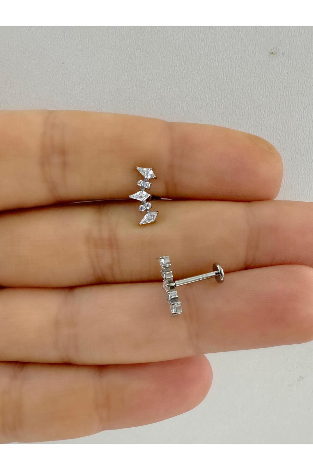 1 ADET G23 TİTANİUM ( TİTANYUM) ZİRKON TAŞLI  HELİX CONCH KIKIRDAK LOBE UYUMLU PİERCİNG