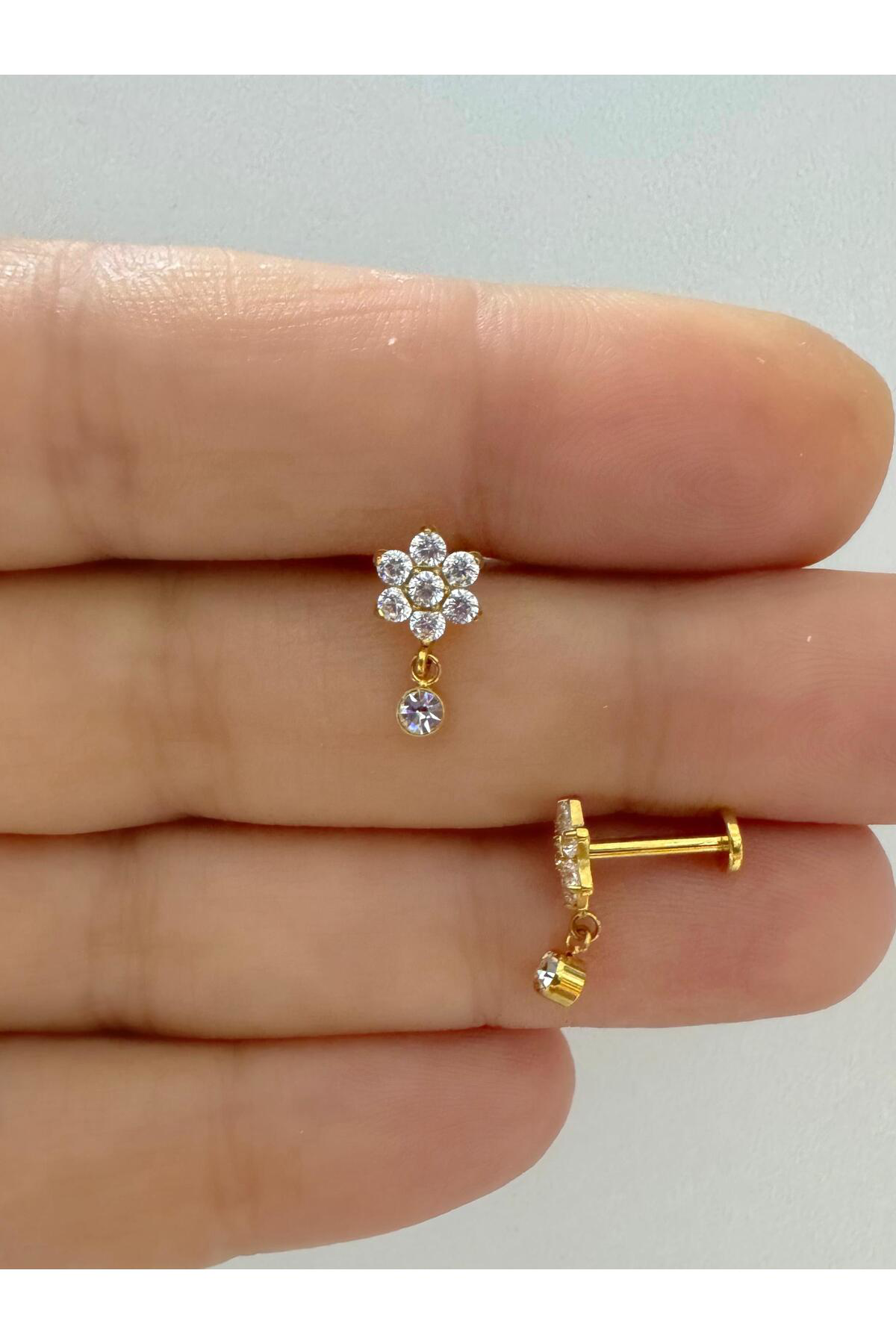 1 adet G23 TİTANİUM ( titanyum) zirkon taşlı tragus kıkırdak  conch flat  helix lobe uyumlu piercing