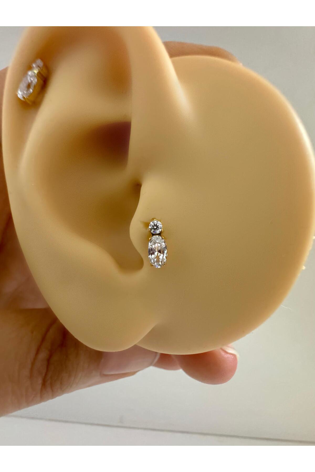 1 adet G23 TİTANİUM ( titanyum) zirkon taşlı tragus kıkırdak  conch flat  helix lobe uyumlu piercing