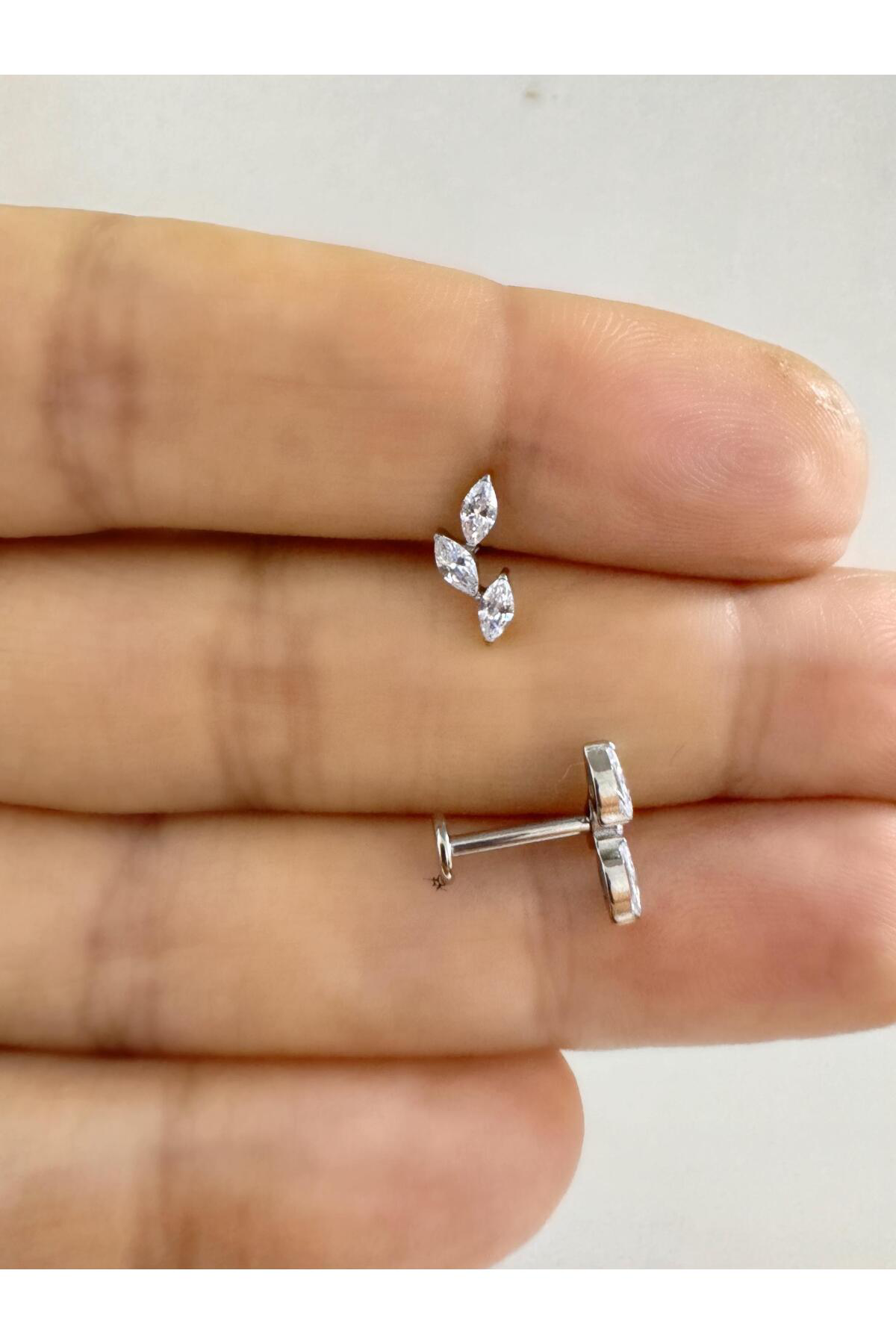1 Adet G23 Titanium ( Titanyum ) Zirkon Taşlı Tragus Helix Lobe Uyumlu Piercing