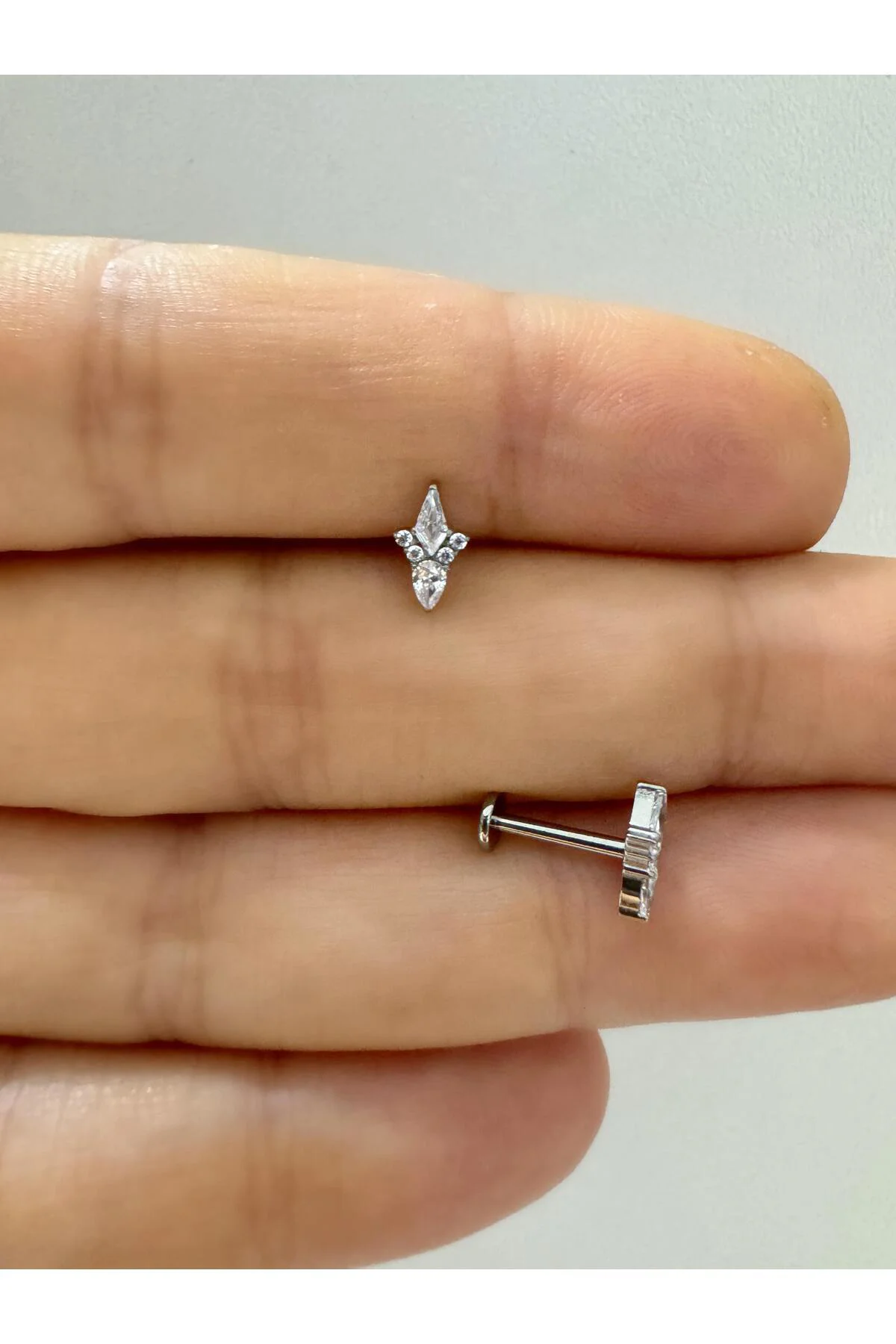 1 adet G23 TİTANİUM ( titanyum) zirkon taşlı tragus kıkırdak  con