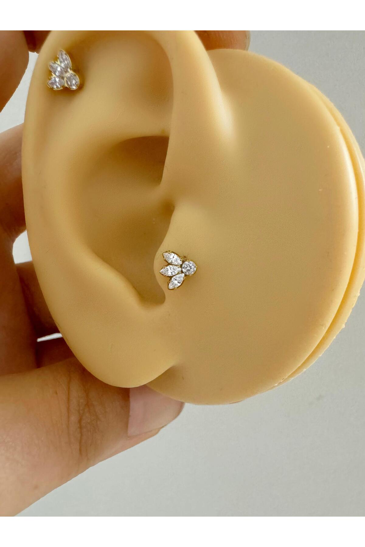 1 ADET G23 TİTANİUM ( TİTANYUM ) ZİRKON TAŞLI TRAGUS HELİX CONCH 