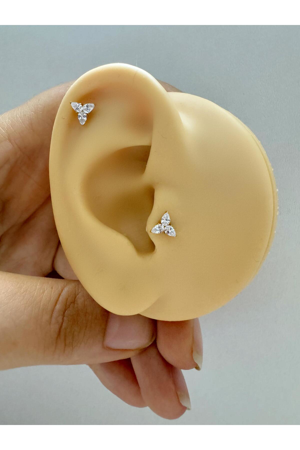 1 adet G23 TİTANİUM ( titanyum) zirkon taşlı tragus kıkırdak  conch flat  helix lobe uyumlu piercing