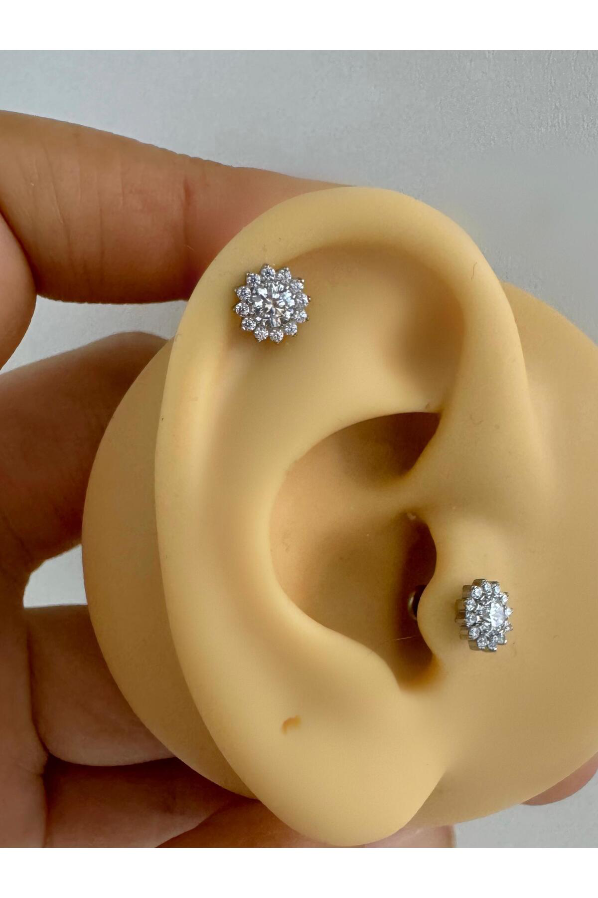 1 ADET G23 TİTANİUM ( TİTANYUM )ÇİÇEK MODEL TRAGUS HELİX CONCH LOBE UYUMLU PİERCİNG