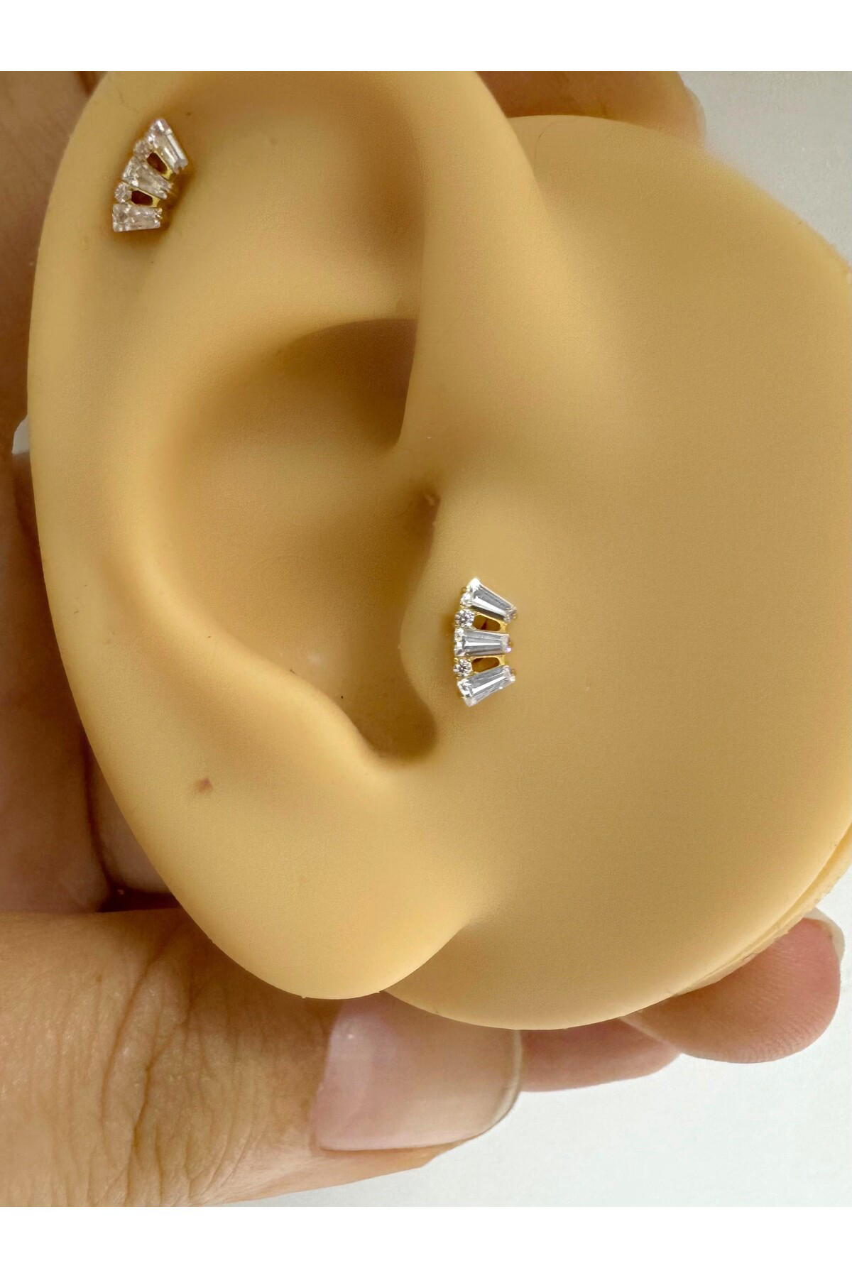 1 ADET G23 TİTANİUM ( TİTANYUM) ZİRKON TAŞLI TRAGUS HELİX CONCH KIKIRDAK LOBE UYUMLU PİERCİNG