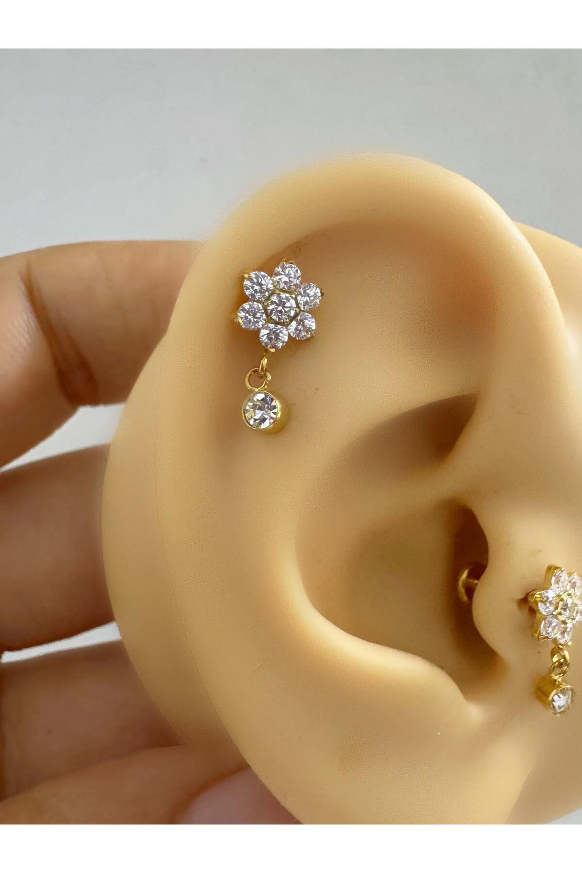 1 adet G23 TİTANİUM ( titanyum) zirkon taşlı tragus kıkırdak  conch flat  helix lobe uyumlu piercing