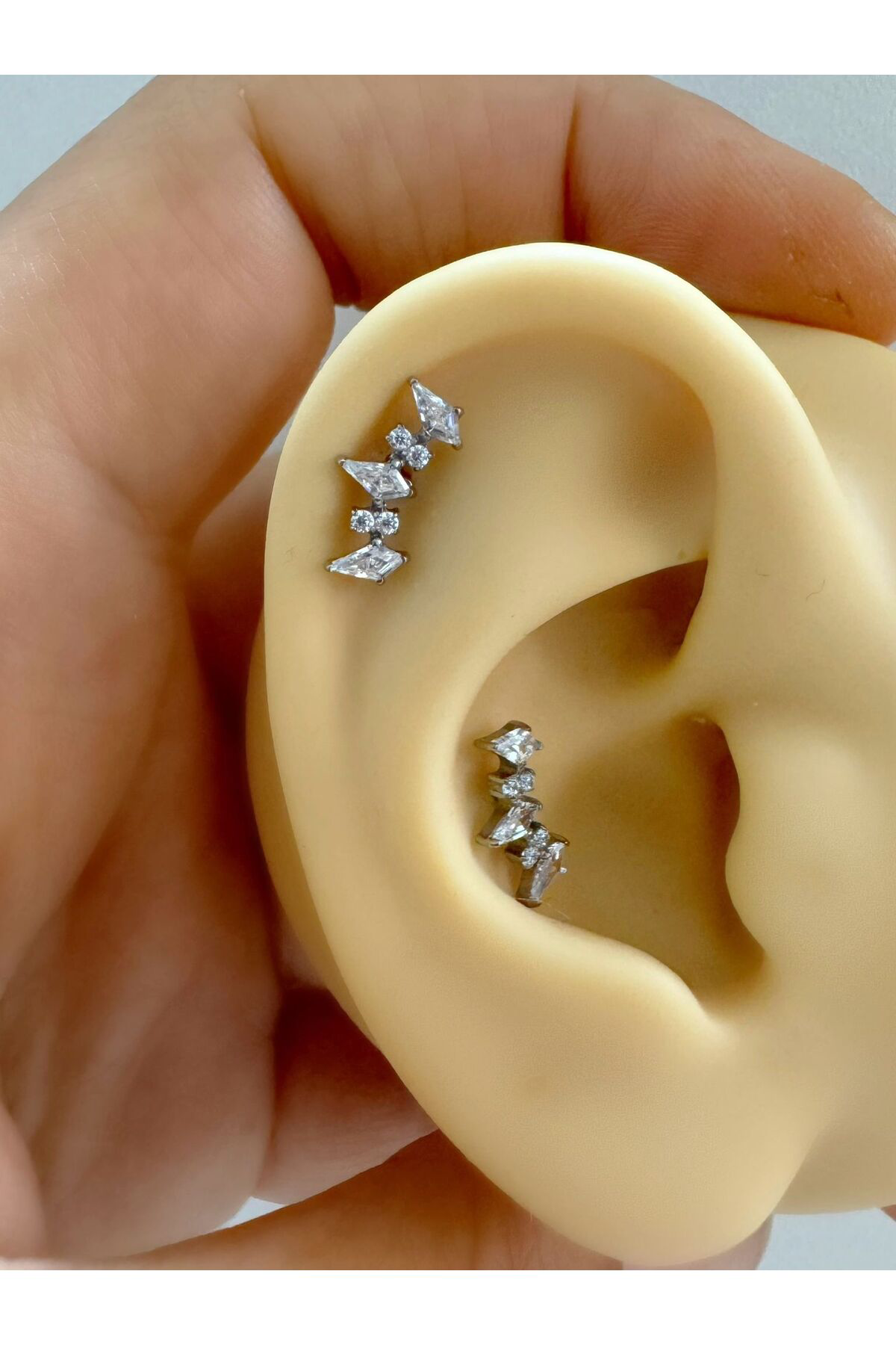 1 ADET G23 TİTANİUM ( TİTANYUM) ZİRKON TAŞLI  HELİX CONCH KIKIRDAK LOBE UYUMLU PİERCİNG
