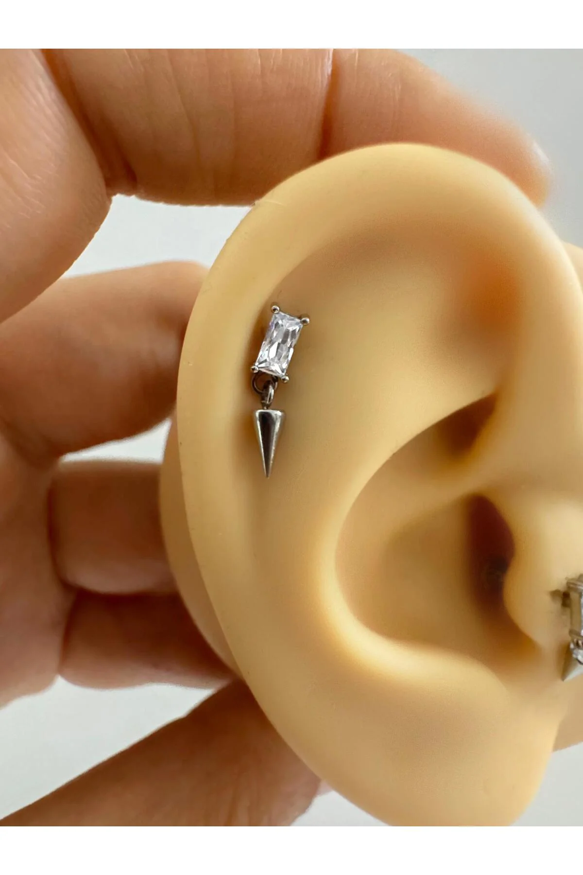 1 adet G23 TİTANİUM ( titanyum) zirkon taşlı tragus kıkırdak  conch flat  helix lobe uyumlu piercing