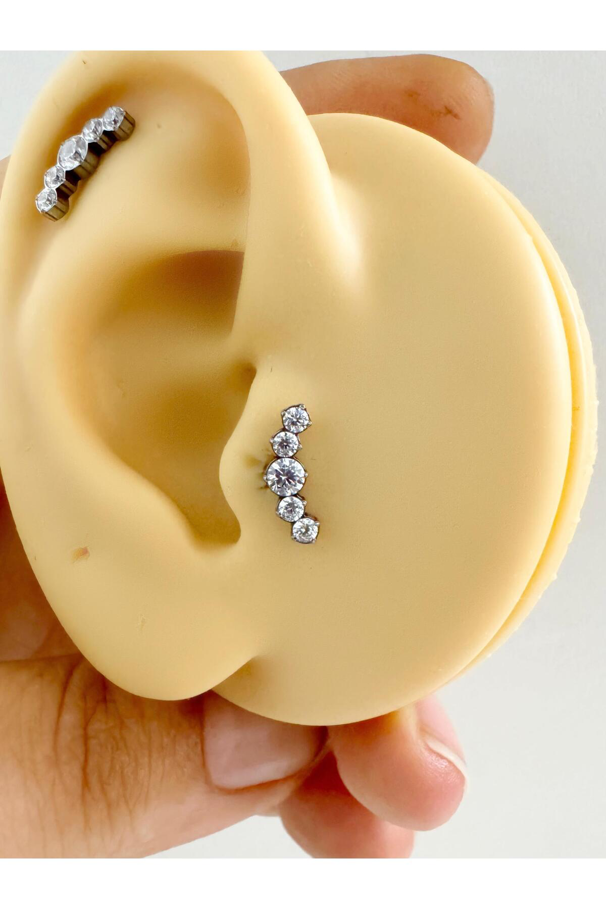 1 adet G23 TİTANİUM ( titanyum) zirkon taşlı tragus kıkırdak   helix lobe uyumlu piercing
