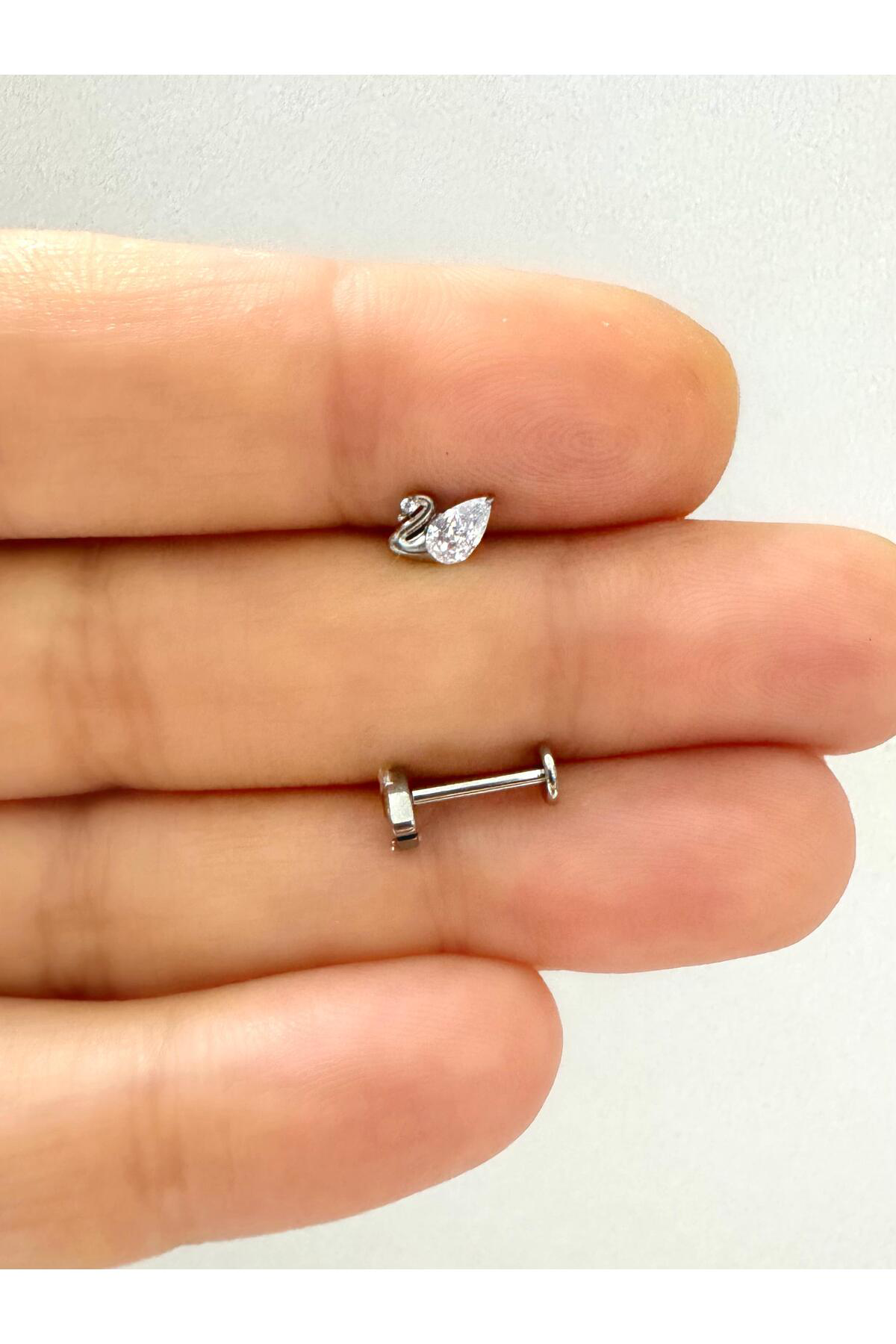 1 adet G23 TİTANİUM ( titanyum) zirkon taşlı tragus kıkırdak  conch flat  helix lobe uyumlu piercing