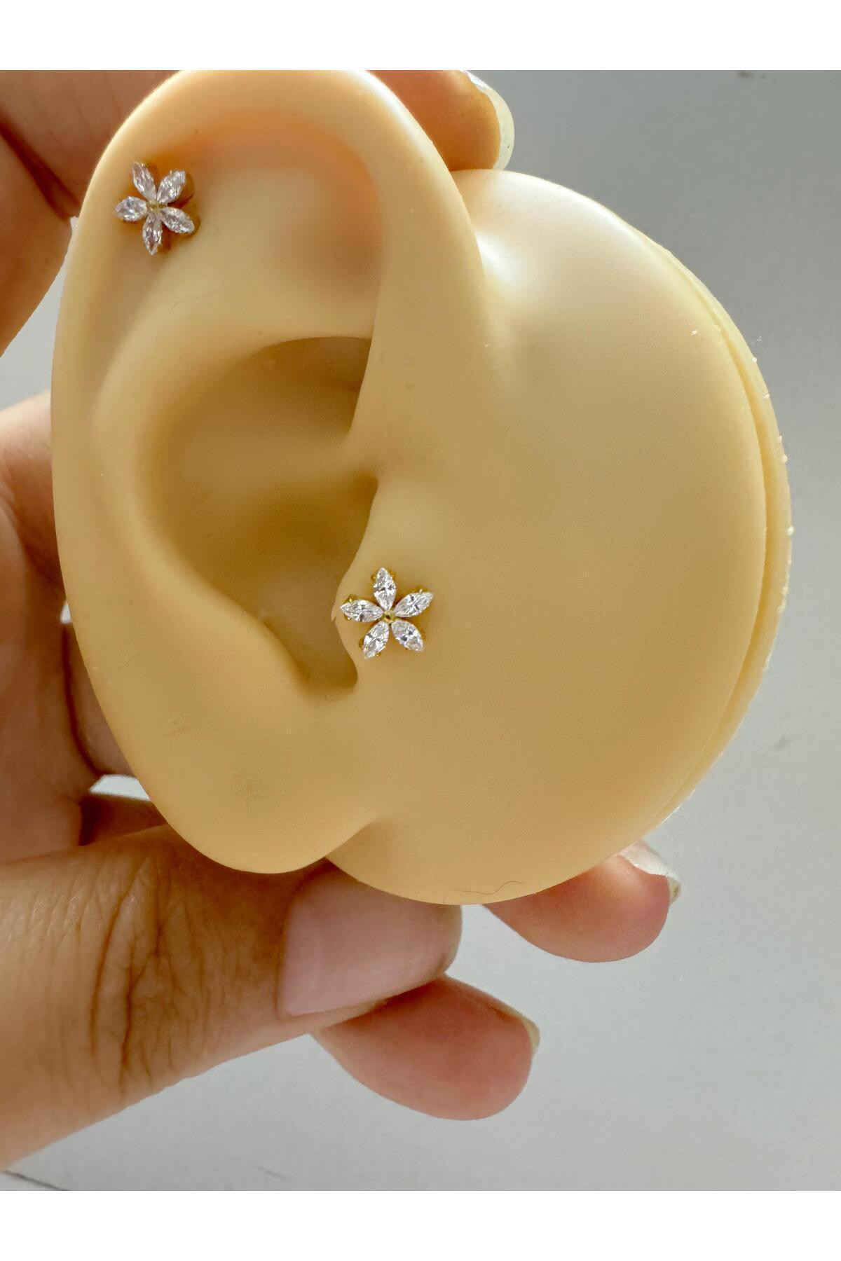 1 adet G23 TİTANİUM ( titanyum) zirkon taşlı tragus kıkırdak  conch flat  helix lobe uyumlu piercing