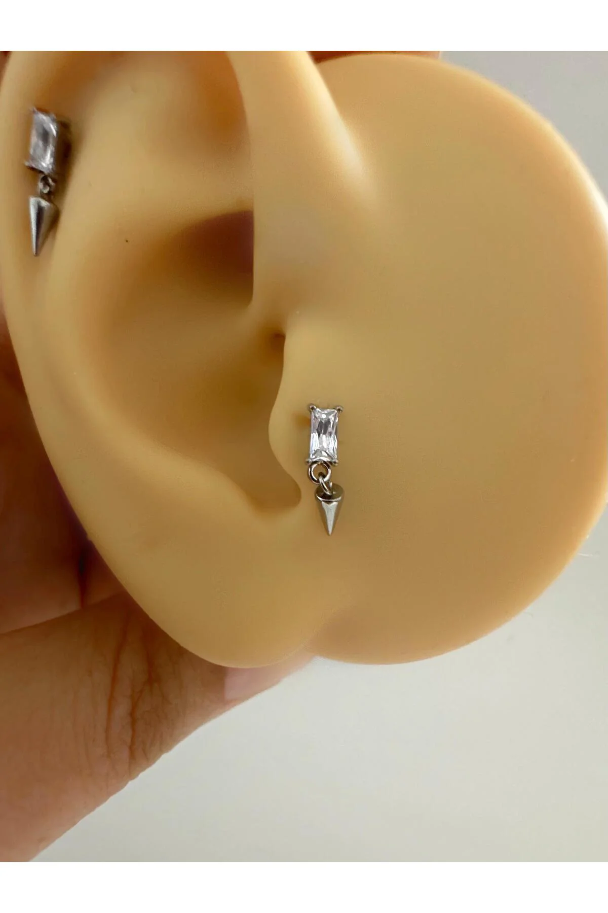 1 adet G23 TİTANİUM ( titanyum) zirkon taşlı tragus kıkırdak  conch flat  helix lobe uyumlu piercing