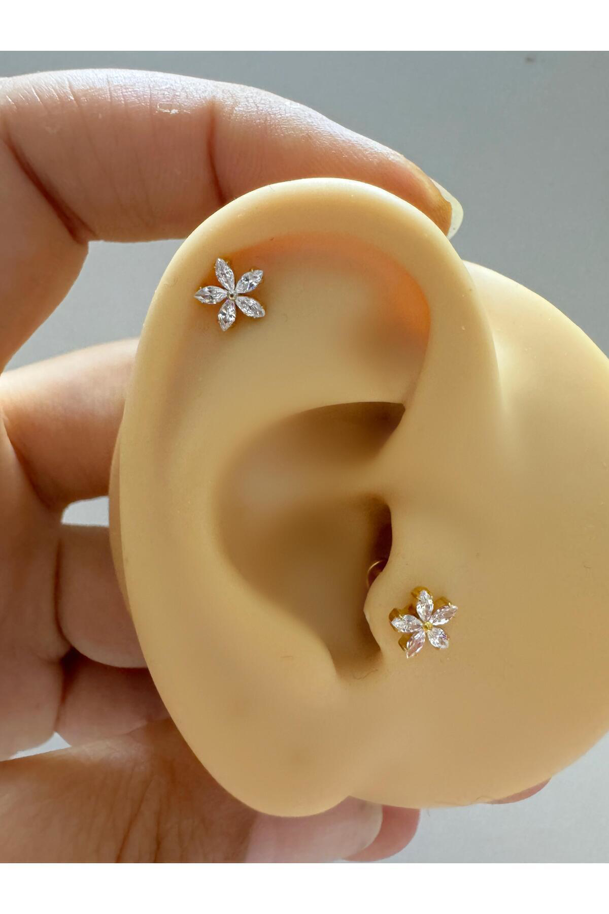 1 adet G23 TİTANİUM ( titanyum) zirkon taşlı tragus kıkırdak  conch flat  helix lobe uyumlu piercing