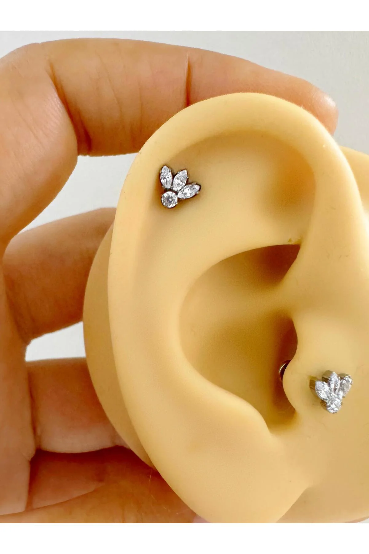 1 ADET G23 TİTANİUM ( TİTANYUM ) ZİRKON TAŞLI TRAGUS HELİX CONCH 