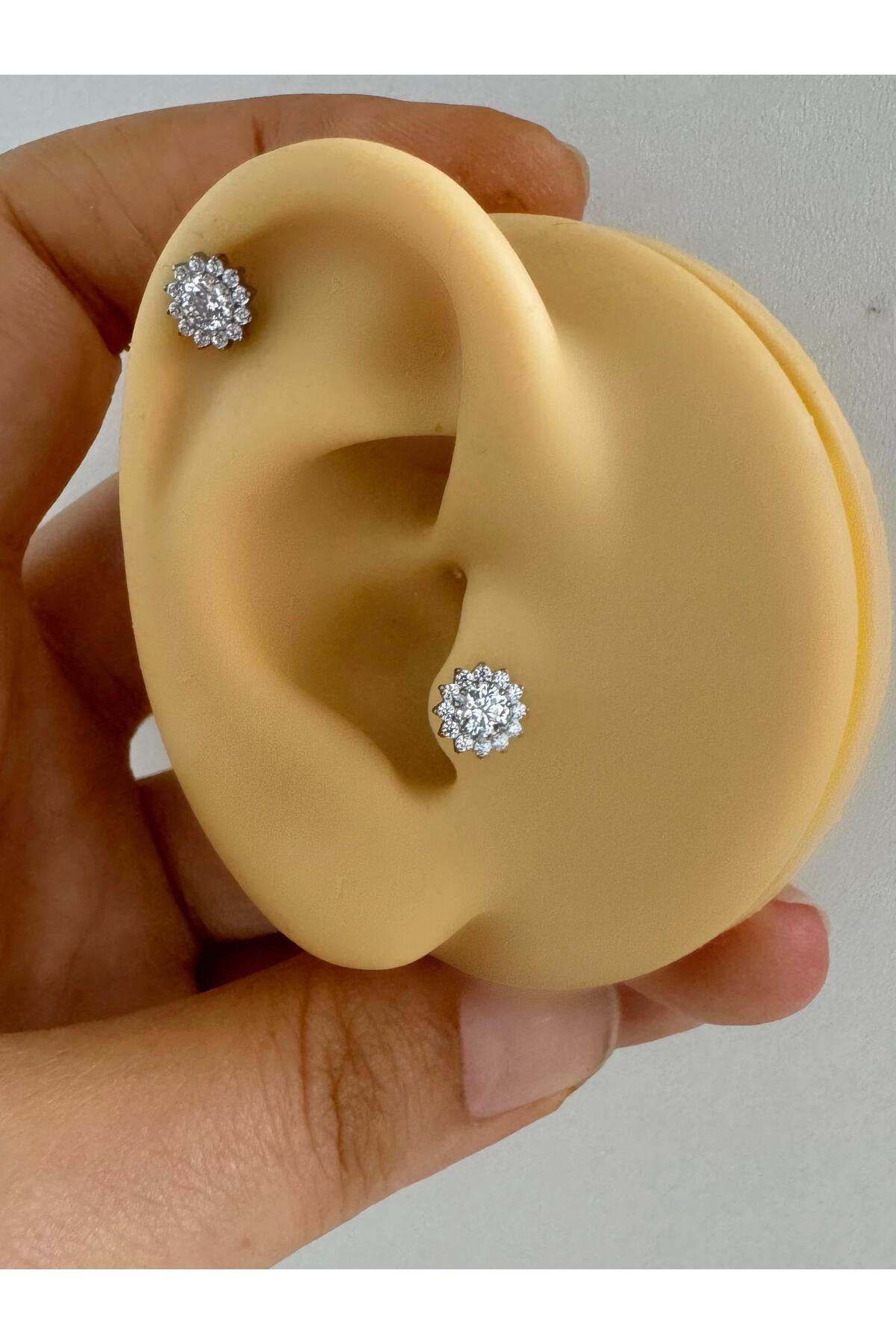 1 ADET G23 TİTANİUM ( TİTANYUM )ÇİÇEK MODEL TRAGUS HELİX CONCH LOBE UYUMLU PİERCİNG