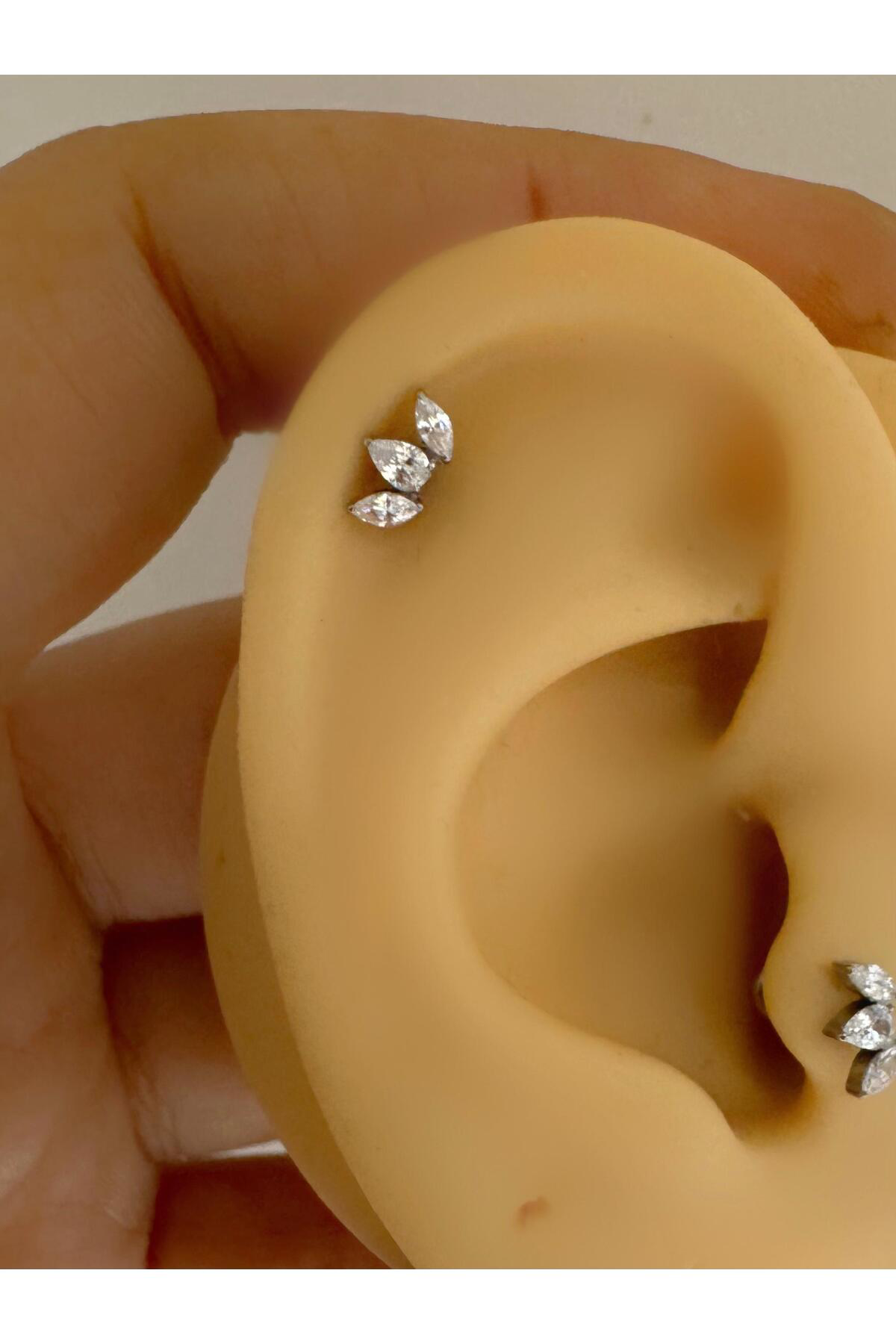 1 ADET G23 TİTANİUM (TİTANYUM) ZİRKON TAŞLI TRAGUS HELİX LOBE KIKIRDAK CONCH UYUMLU PİERCİNG